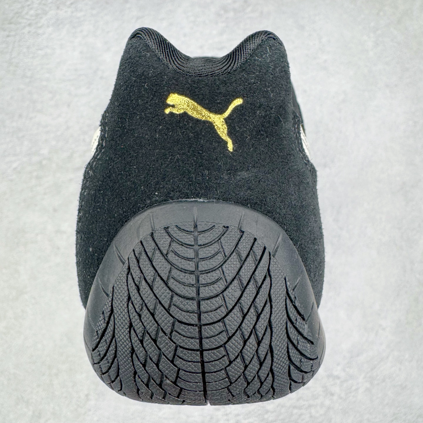 图片[8]-＃HP纯原 Open YY x PUMA Speedca OG 彪马极速赛车系列低帮德训风拼接复古百搭休闲运动赛车鞋 OPEN YY x Puma Speedcat，成为韩国 2024 年至今最热鞋款，引发本地玩家排队疯抢，而缔造者之一 OPEN YY 早已席卷韩国时尚圈，并正试图用 Puma 联名等方式，将「首尔辣妹美学」带向全球。本次与「首尔辣妹衣柜」 OPEN YY 联名，发售之外还在乐天世界购物中心举办 POP UP，时尚博主纷纷到场打卡，让 Puma 的「IT Shoes」进一步拓展韩国市场，本次共发售 3 款配色，粉金、沙银更受女玩家喜爱，用以搭配裙装、运动裤，黑银则低调前卫，且男码几乎无溢价；而让不少玩家「提前种草」的，则是 OPEN YY 示范的「彩色丝袜 blokette 混搭」，配合干燥迷幻的亚文化氛围，成为不少女生的「新搭配指南」， POP UP 现场和近两天的社媒上脚图中，不少玩家继续用本次联名 Speedcat 玩转 blokette，并强调 Speedcat 与其他平底运动鞋相比，更加前卫、性感；Speedcat 外，OPEN YY 还将 Puma 的 Tracksuit、复古运动外套等单品，融入自身的「首尔辣妹美学」， 千禧银、赛车印花设计，颇为符合当下首尔街头日常着装的审美，也同样在发售时受到追捧。尺码：35.5 36 37 37.5 38 38.5 39 40 40.5 41 42 42.5 43 44 45-选品中心