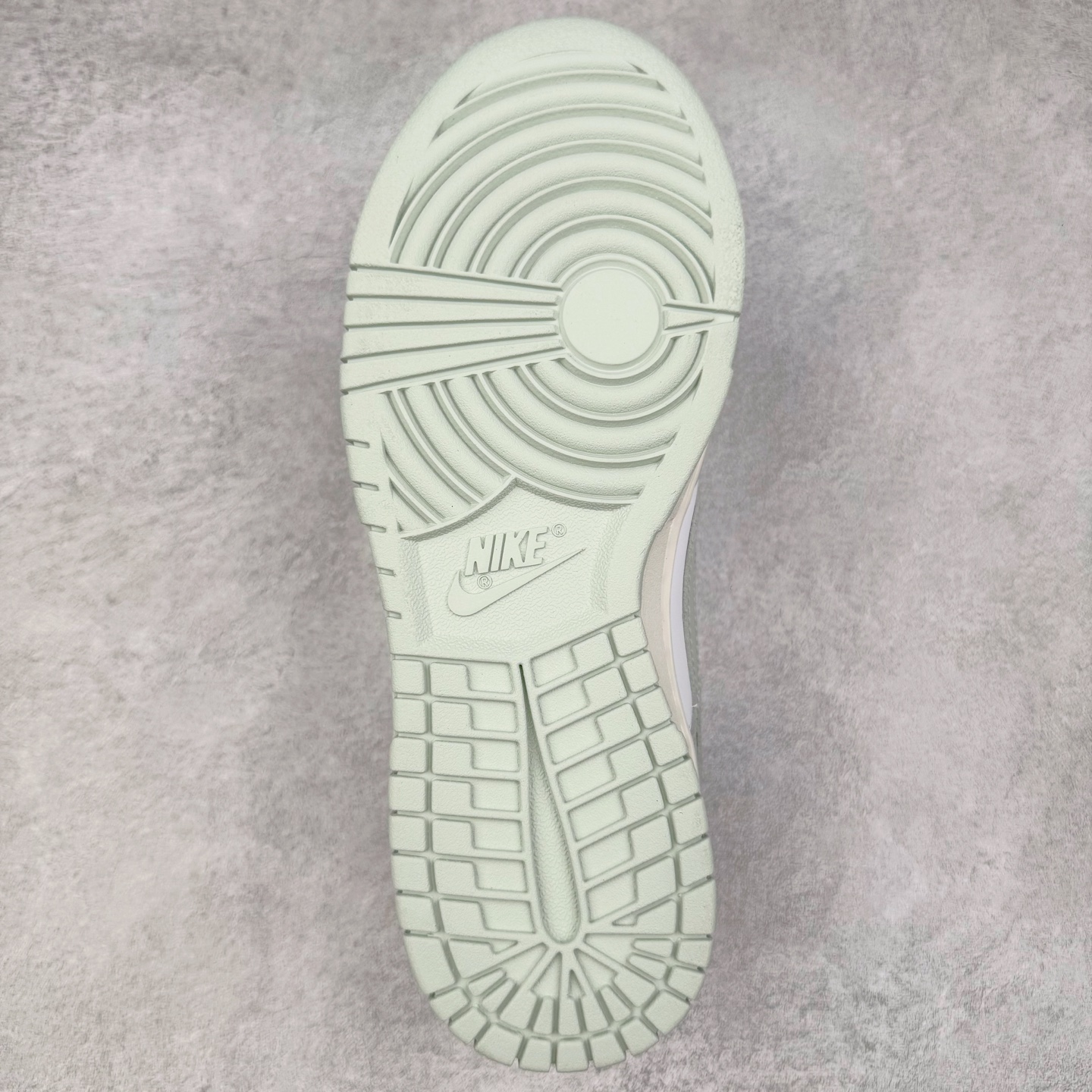 图片[9]-＃YC纯原 NK Dunk Low Purple Pulse 紫色扎染 烟灰绿 FB9109-124 实力大厂出品 新配色陆续开发 利润个位数只为口碑 全套原纸板楦头开发 确保原汁原味 完美呈现DUNK版型 一比一鞋头弧度高度鞋身弧度 此版本只针对中端市场 皮料材质有所更替 其他数据细节工艺流程均保持一致 绝不口嗨 细节品控鞋型随意对比 独家私模官方第六代原厂航空铝磨具打磨大底 鞋头坡度极致还原 无解鞋型 原盒原配 圈内天花板工艺 原厂玻璃冲刀 超高清洁度 全鞋零毛边皮料切割 原厂中底布点胶 中底布拉帮走线遵循公司 尺码：36 36.5 37.5 38 38.5 39 40 40.5 41 42 42.5 43 44 44.5 45 46-选品中心