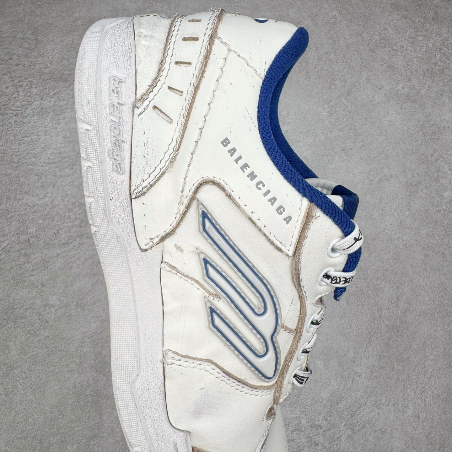 图片[6]-＃VG零售版 Balenciaga Hamptons Worn-Out 巴黎世家涤纶（聚酯纤维）牛皮革 圆头系带 低帮 生活休闲鞋板鞋 全套原纸板楦头开发 最原汁原味的灵魂版型 全鞋荧光划线卡点 胶水把控整洁度追求极致完美 每一双都是工艺品 多重QC质检 超越公司货的品控标准 实实在在的免检产品 原盒原配 正确字体电绣 粗细、位置、大小正确 侧边TPU 透气孔匹配意产原版 正确分离大底 TPU软底 原版一致大底LOGO 立体感十足 原厂皮料水洗做旧 采购原厂网纱 偏大一码 尺码：35 36 37 38 39 40 41 42 43 44 45 46-选品中心