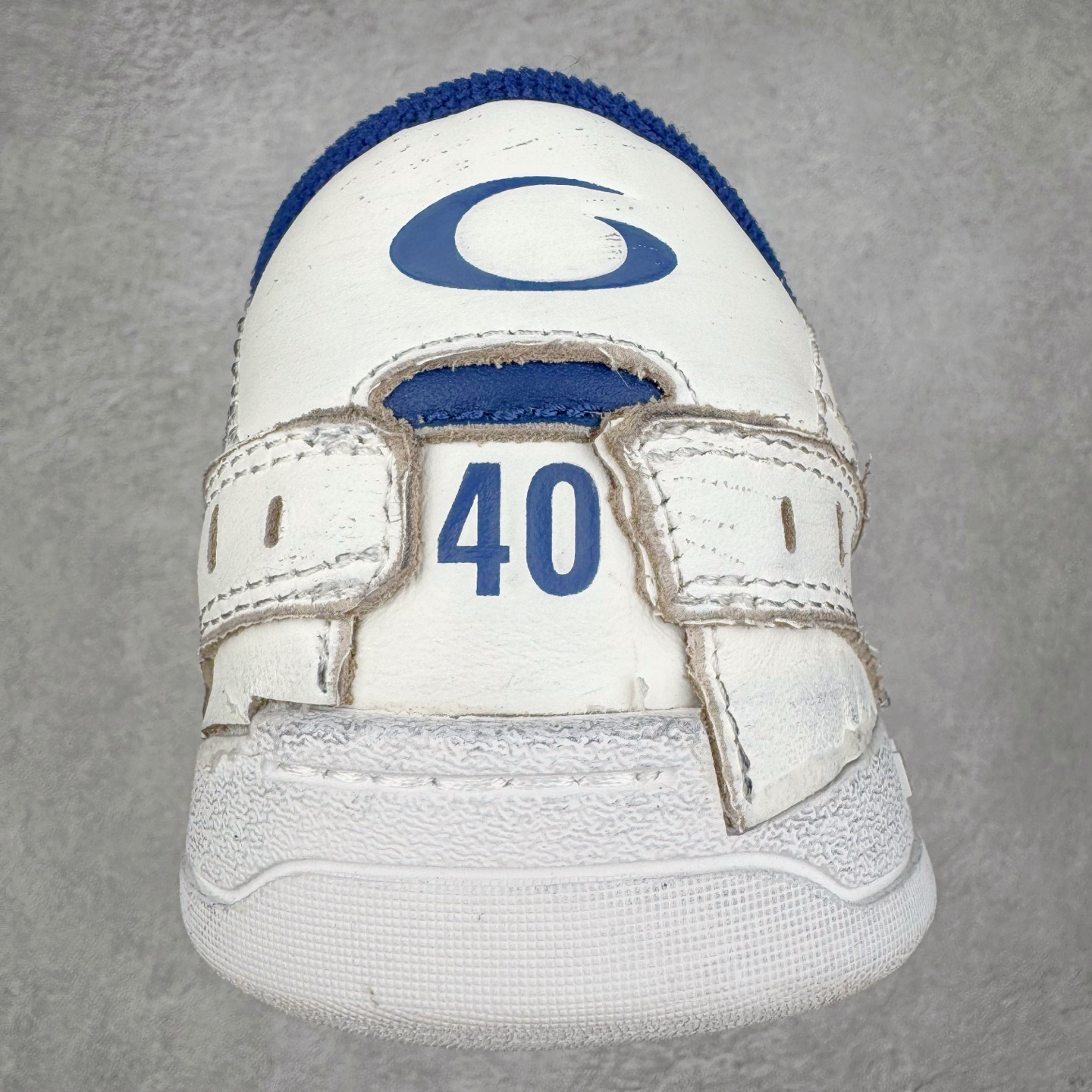 图片[8]-＃VG零售版 Balenciaga Hamptons Worn-Out 巴黎世家涤纶（聚酯纤维）牛皮革 圆头系带 低帮 生活休闲鞋板鞋 全套原纸板楦头开发 最原汁原味的灵魂版型 全鞋荧光划线卡点 胶水把控整洁度追求极致完美 每一双都是工艺品 多重QC质检 超越公司货的品控标准 实实在在的免检产品 原盒原配 正确字体电绣 粗细、位置、大小正确 侧边TPU 透气孔匹配意产原版 正确分离大底 TPU软底 原版一致大底LOGO 立体感十足 原厂皮料水洗做旧 采购原厂网纱 偏大一码 尺码：35 36 37 38 39 40 41 42 43 44 45 46-选品中心