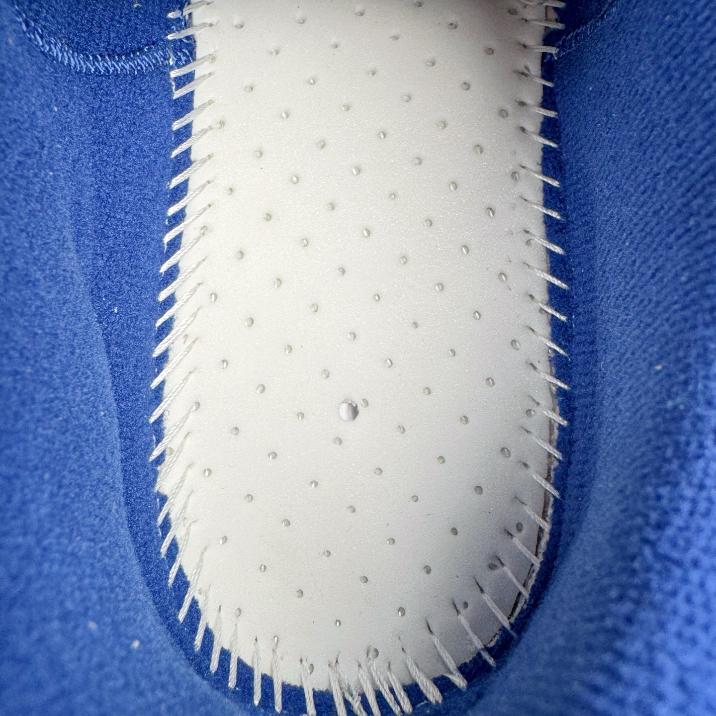 图片[11]-＃VG零售版 Balenciaga Hamptons Worn-Out 巴黎世家涤纶（聚酯纤维）牛皮革 圆头系带 低帮 生活休闲鞋板鞋 全套原纸板楦头开发 最原汁原味的灵魂版型 全鞋荧光划线卡点 胶水把控整洁度追求极致完美 每一双都是工艺品 多重QC质检 超越公司货的品控标准 实实在在的免检产品 原盒原配 正确字体电绣 粗细、位置、大小正确 侧边TPU 透气孔匹配意产原版 正确分离大底 TPU软底 原版一致大底LOGO 立体感十足 原厂皮料水洗做旧 采购原厂网纱 偏大一码 尺码：35 36 37 38 39 40 41 42 43 44 45 46-选品中心