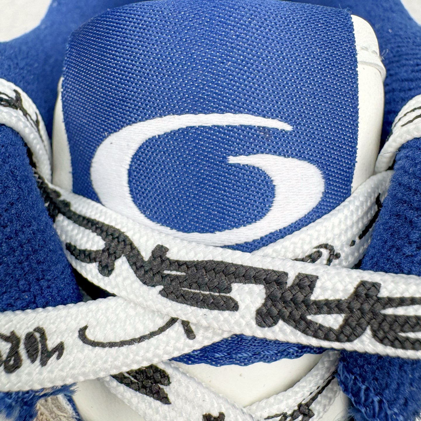 图片[13]-＃VG零售版 Balenciaga Hamptons Worn-Out 巴黎世家涤纶（聚酯纤维）牛皮革 圆头系带 低帮 生活休闲鞋板鞋 全套原纸板楦头开发 最原汁原味的灵魂版型 全鞋荧光划线卡点 胶水把控整洁度追求极致完美 每一双都是工艺品 多重QC质检 超越公司货的品控标准 实实在在的免检产品 原盒原配 正确字体电绣 粗细、位置、大小正确 侧边TPU 透气孔匹配意产原版 正确分离大底 TPU软底 原版一致大底LOGO 立体感十足 原厂皮料水洗做旧 采购原厂网纱 偏大一码 尺码：35 36 37 38 39 40 41 42 43 44 45 46-选品中心