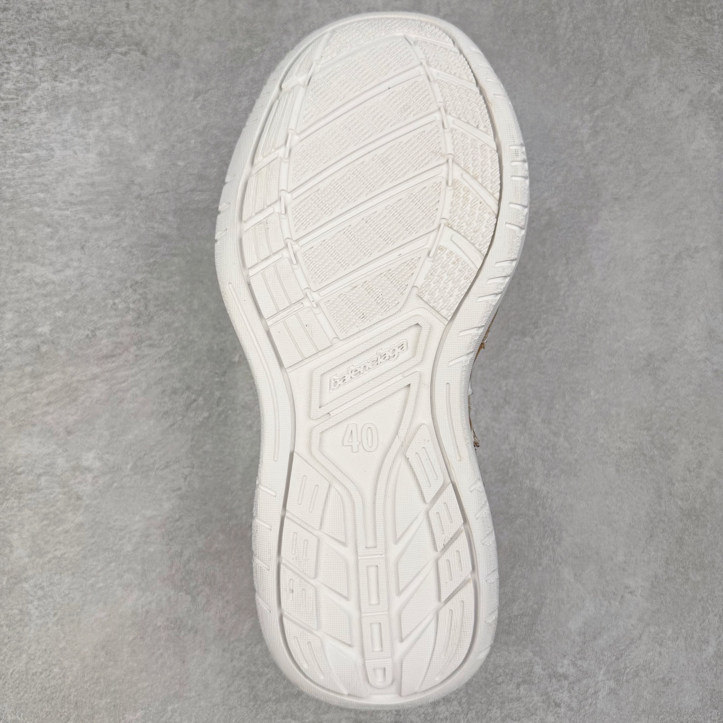 图片[9]-＃VG零售版 Balenciaga Hamptons Worn-Out 巴黎世家涤纶（聚酯纤维）牛皮革 圆头系带 低帮 生活休闲鞋板鞋 全套原纸板楦头开发 最原汁原味的灵魂版型 全鞋荧光划线卡点 胶水把控整洁度追求极致完美 每一双都是工艺品 多重QC质检 超越公司货的品控标准 实实在在的免检产品 原盒原配 正确字体电绣 粗细、位置、大小正确 侧边TPU 透气孔匹配意产原版 正确分离大底 TPU软底 原版一致大底LOGO 立体感十足 原厂皮料水洗做旧 采购原厂网纱 偏大一码 尺码：35 36 37 38 39 40 41 42 43 44 45 46-选品中心