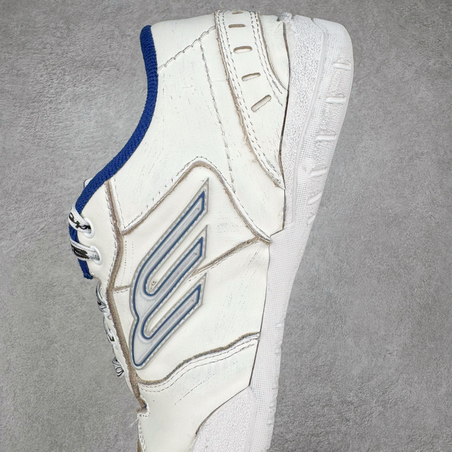 图片[7]-＃VG零售版 Balenciaga Hamptons Worn-Out 巴黎世家涤纶（聚酯纤维）牛皮革 圆头系带 低帮 生活休闲鞋板鞋 全套原纸板楦头开发 最原汁原味的灵魂版型 全鞋荧光划线卡点 胶水把控整洁度追求极致完美 每一双都是工艺品 多重QC质检 超越公司货的品控标准 实实在在的免检产品 原盒原配 正确字体电绣 粗细、位置、大小正确 侧边TPU 透气孔匹配意产原版 正确分离大底 TPU软底 原版一致大底LOGO 立体感十足 原厂皮料水洗做旧 采购原厂网纱 偏大一码 尺码：35 36 37 38 39 40 41 42 43 44 45 46-选品中心