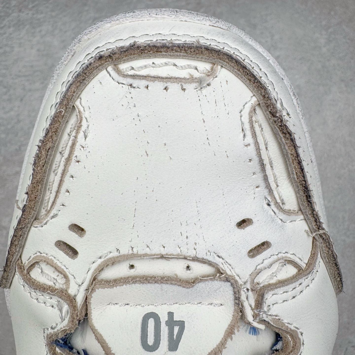 图片[14]-＃VG零售版 Balenciaga Hamptons Worn-Out 巴黎世家涤纶（聚酯纤维）牛皮革 圆头系带 低帮 生活休闲鞋板鞋 全套原纸板楦头开发 最原汁原味的灵魂版型 全鞋荧光划线卡点 胶水把控整洁度追求极致完美 每一双都是工艺品 多重QC质检 超越公司货的品控标准 实实在在的免检产品 原盒原配 正确字体电绣 粗细、位置、大小正确 侧边TPU 透气孔匹配意产原版 正确分离大底 TPU软底 原版一致大底LOGO 立体感十足 原厂皮料水洗做旧 采购原厂网纱 偏大一码 尺码：35 36 37 38 39 40 41 42 43 44 45 46-选品中心