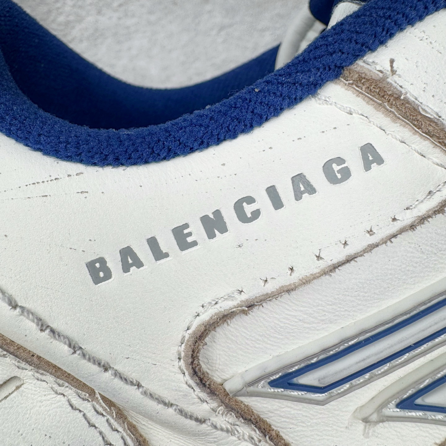图片[16]-＃VG零售版 Balenciaga Hamptons Worn-Out 巴黎世家涤纶（聚酯纤维）牛皮革 圆头系带 低帮 生活休闲鞋板鞋 全套原纸板楦头开发 最原汁原味的灵魂版型 全鞋荧光划线卡点 胶水把控整洁度追求极致完美 每一双都是工艺品 多重QC质检 超越公司货的品控标准 实实在在的免检产品 原盒原配 正确字体电绣 粗细、位置、大小正确 侧边TPU 透气孔匹配意产原版 正确分离大底 TPU软底 原版一致大底LOGO 立体感十足 原厂皮料水洗做旧 采购原厂网纱 偏大一码 尺码：35 36 37 38 39 40 41 42 43 44 45 46-选品中心
