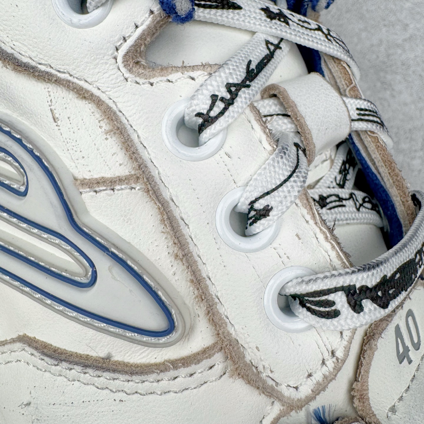 图片[15]-＃VG零售版 Balenciaga Hamptons Worn-Out 巴黎世家涤纶（聚酯纤维）牛皮革 圆头系带 低帮 生活休闲鞋板鞋 全套原纸板楦头开发 最原汁原味的灵魂版型 全鞋荧光划线卡点 胶水把控整洁度追求极致完美 每一双都是工艺品 多重QC质检 超越公司货的品控标准 实实在在的免检产品 原盒原配 正确字体电绣 粗细、位置、大小正确 侧边TPU 透气孔匹配意产原版 正确分离大底 TPU软底 原版一致大底LOGO 立体感十足 原厂皮料水洗做旧 采购原厂网纱 偏大一码 尺码：35 36 37 38 39 40 41 42 43 44 45 46-选品中心