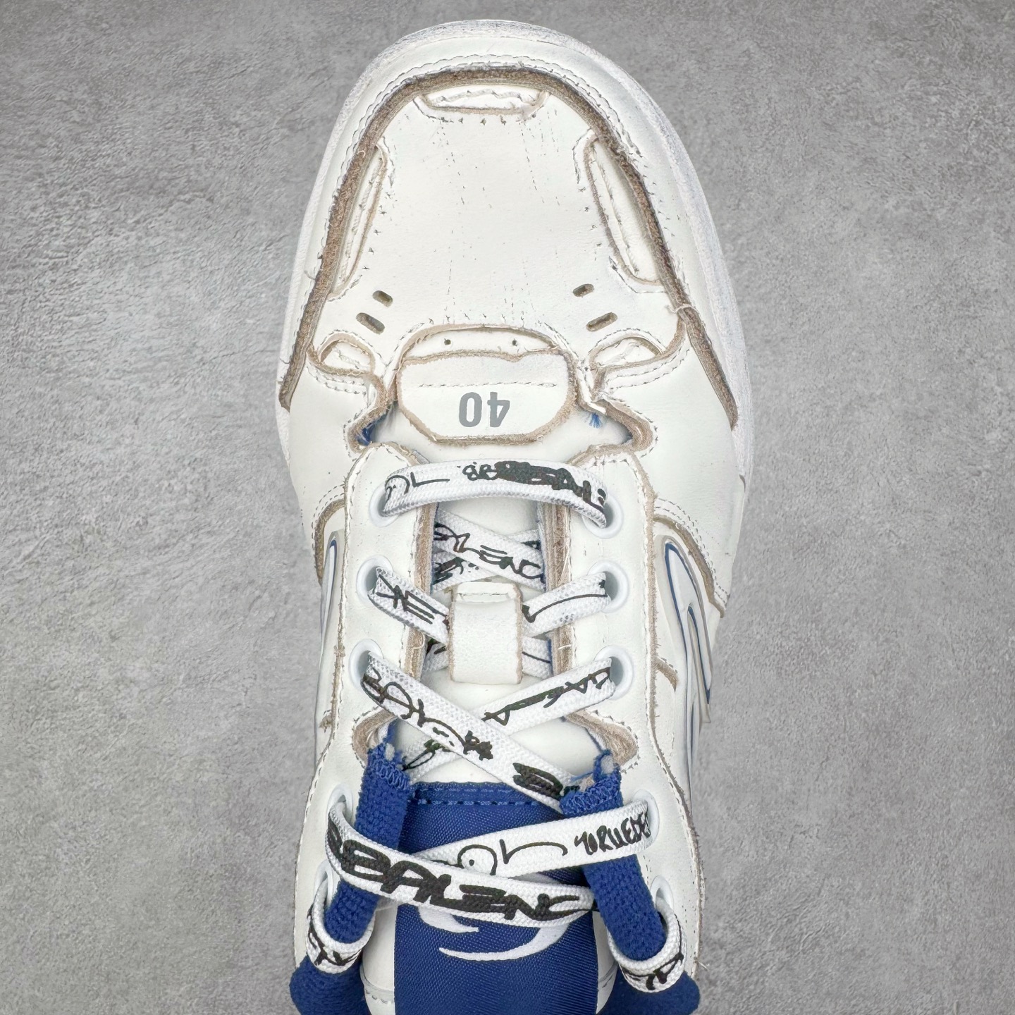 图片[4]-＃VG零售版 Balenciaga Hamptons Worn-Out 巴黎世家涤纶（聚酯纤维）牛皮革 圆头系带 低帮 生活休闲鞋板鞋 全套原纸板楦头开发 最原汁原味的灵魂版型 全鞋荧光划线卡点 胶水把控整洁度追求极致完美 每一双都是工艺品 多重QC质检 超越公司货的品控标准 实实在在的免检产品 原盒原配 正确字体电绣 粗细、位置、大小正确 侧边TPU 透气孔匹配意产原版 正确分离大底 TPU软底 原版一致大底LOGO 立体感十足 原厂皮料水洗做旧 采购原厂网纱 偏大一码 尺码：35 36 37 38 39 40 41 42 43 44 45 46-选品中心