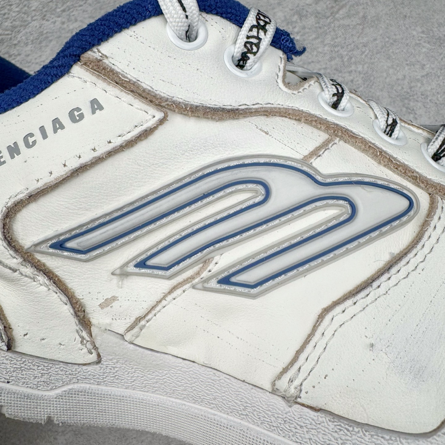 图片[17]-＃VG零售版 Balenciaga Hamptons Worn-Out 巴黎世家涤纶（聚酯纤维）牛皮革 圆头系带 低帮 生活休闲鞋板鞋 全套原纸板楦头开发 最原汁原味的灵魂版型 全鞋荧光划线卡点 胶水把控整洁度追求极致完美 每一双都是工艺品 多重QC质检 超越公司货的品控标准 实实在在的免检产品 原盒原配 正确字体电绣 粗细、位置、大小正确 侧边TPU 透气孔匹配意产原版 正确分离大底 TPU软底 原版一致大底LOGO 立体感十足 原厂皮料水洗做旧 采购原厂网纱 偏大一码 尺码：35 36 37 38 39 40 41 42 43 44 45 46-选品中心