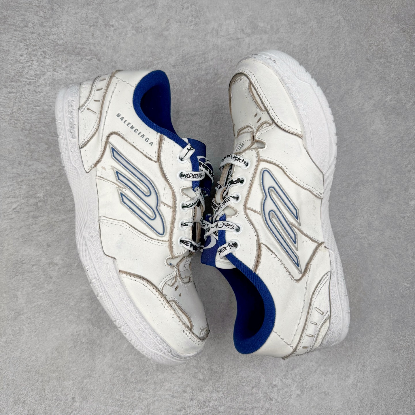 图片[3]-＃VG零售版 Balenciaga Hamptons Worn-Out 巴黎世家涤纶（聚酯纤维）牛皮革 圆头系带 低帮 生活休闲鞋板鞋 全套原纸板楦头开发 最原汁原味的灵魂版型 全鞋荧光划线卡点 胶水把控整洁度追求极致完美 每一双都是工艺品 多重QC质检 超越公司货的品控标准 实实在在的免检产品 原盒原配 正确字体电绣 粗细、位置、大小正确 侧边TPU 透气孔匹配意产原版 正确分离大底 TPU软底 原版一致大底LOGO 立体感十足 原厂皮料水洗做旧 采购原厂网纱 偏大一码 尺码：35 36 37 38 39 40 41 42 43 44 45 46-选品中心