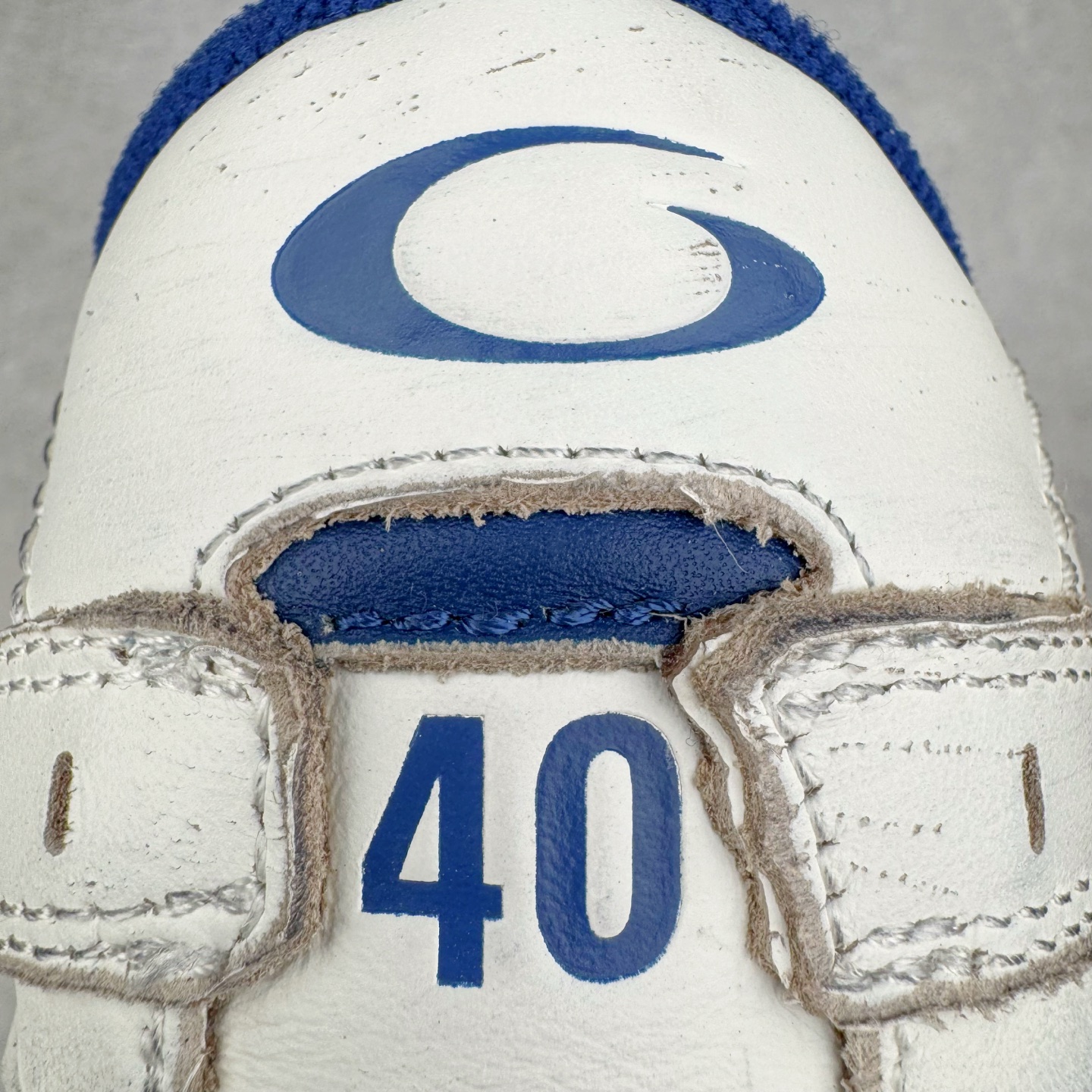 图片[10]-＃VG零售版 Balenciaga Hamptons Worn-Out 巴黎世家涤纶（聚酯纤维）牛皮革 圆头系带 低帮 生活休闲鞋板鞋 全套原纸板楦头开发 最原汁原味的灵魂版型 全鞋荧光划线卡点 胶水把控整洁度追求极致完美 每一双都是工艺品 多重QC质检 超越公司货的品控标准 实实在在的免检产品 原盒原配 正确字体电绣 粗细、位置、大小正确 侧边TPU 透气孔匹配意产原版 正确分离大底 TPU软底 原版一致大底LOGO 立体感十足 原厂皮料水洗做旧 采购原厂网纱 偏大一码 尺码：35 36 37 38 39 40 41 42 43 44 45 46-选品中心