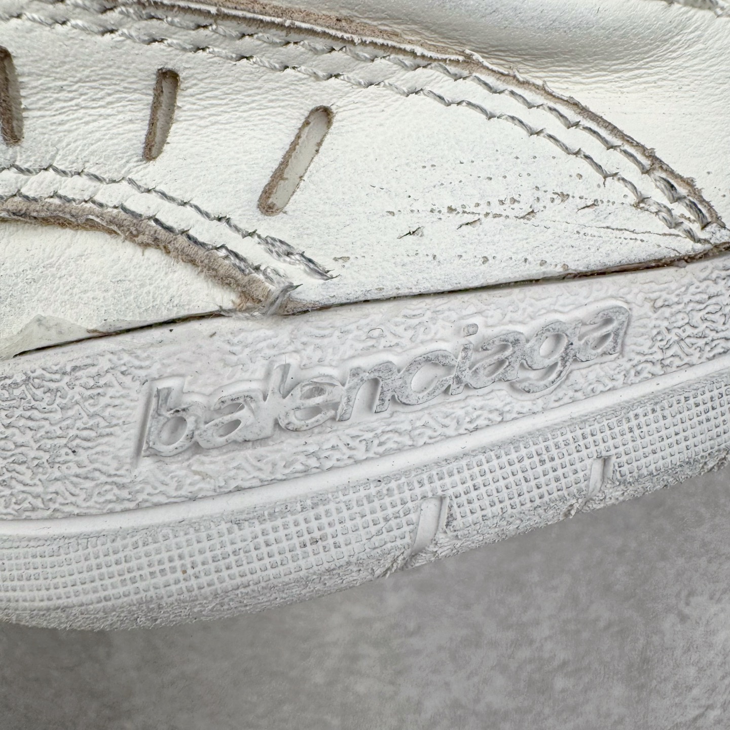 图片[19]-＃VG零售版 Balenciaga Hamptons Worn-Out 巴黎世家涤纶（聚酯纤维）牛皮革 圆头系带 低帮 生活休闲鞋板鞋 全套原纸板楦头开发 最原汁原味的灵魂版型 全鞋荧光划线卡点 胶水把控整洁度追求极致完美 每一双都是工艺品 多重QC质检 超越公司货的品控标准 实实在在的免检产品 原盒原配 正确字体电绣 粗细、位置、大小正确 侧边TPU 透气孔匹配意产原版 正确分离大底 TPU软底 原版一致大底LOGO 立体感十足 原厂皮料水洗做旧 采购原厂网纱 偏大一码 尺码：35 36 37 38 39 40 41 42 43 44 45 46-选品中心