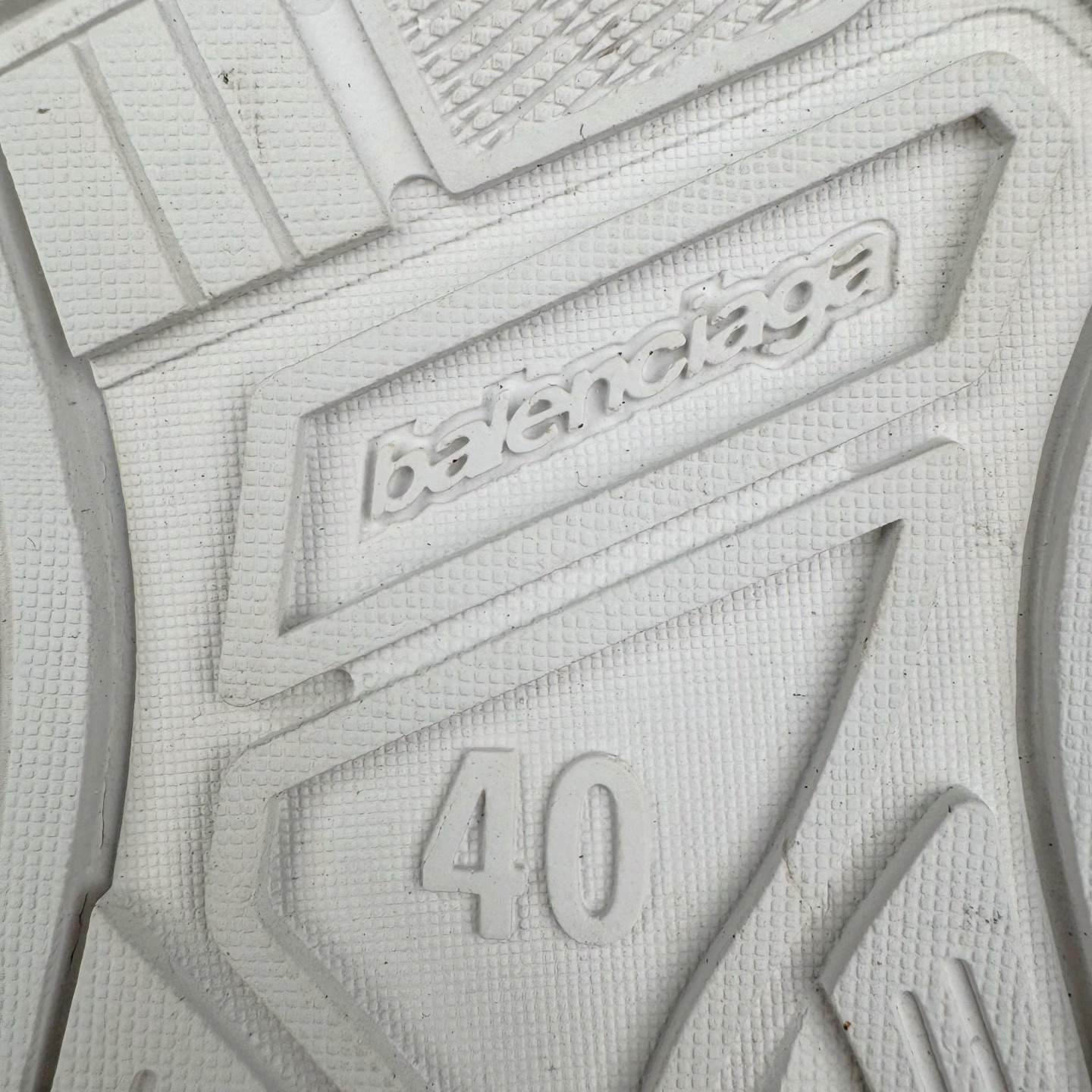 图片[18]-＃VG零售版 Balenciaga Hamptons Worn-Out 巴黎世家涤纶（聚酯纤维）牛皮革 圆头系带 低帮 生活休闲鞋板鞋 全套原纸板楦头开发 最原汁原味的灵魂版型 全鞋荧光划线卡点 胶水把控整洁度追求极致完美 每一双都是工艺品 多重QC质检 超越公司货的品控标准 实实在在的免检产品 原盒原配 正确字体电绣 粗细、位置、大小正确 侧边TPU 透气孔匹配意产原版 正确分离大底 TPU软底 原版一致大底LOGO 立体感十足 原厂皮料水洗做旧 采购原厂网纱 偏大一码 尺码：35 36 37 38 39 40 41 42 43 44 45 46-选品中心