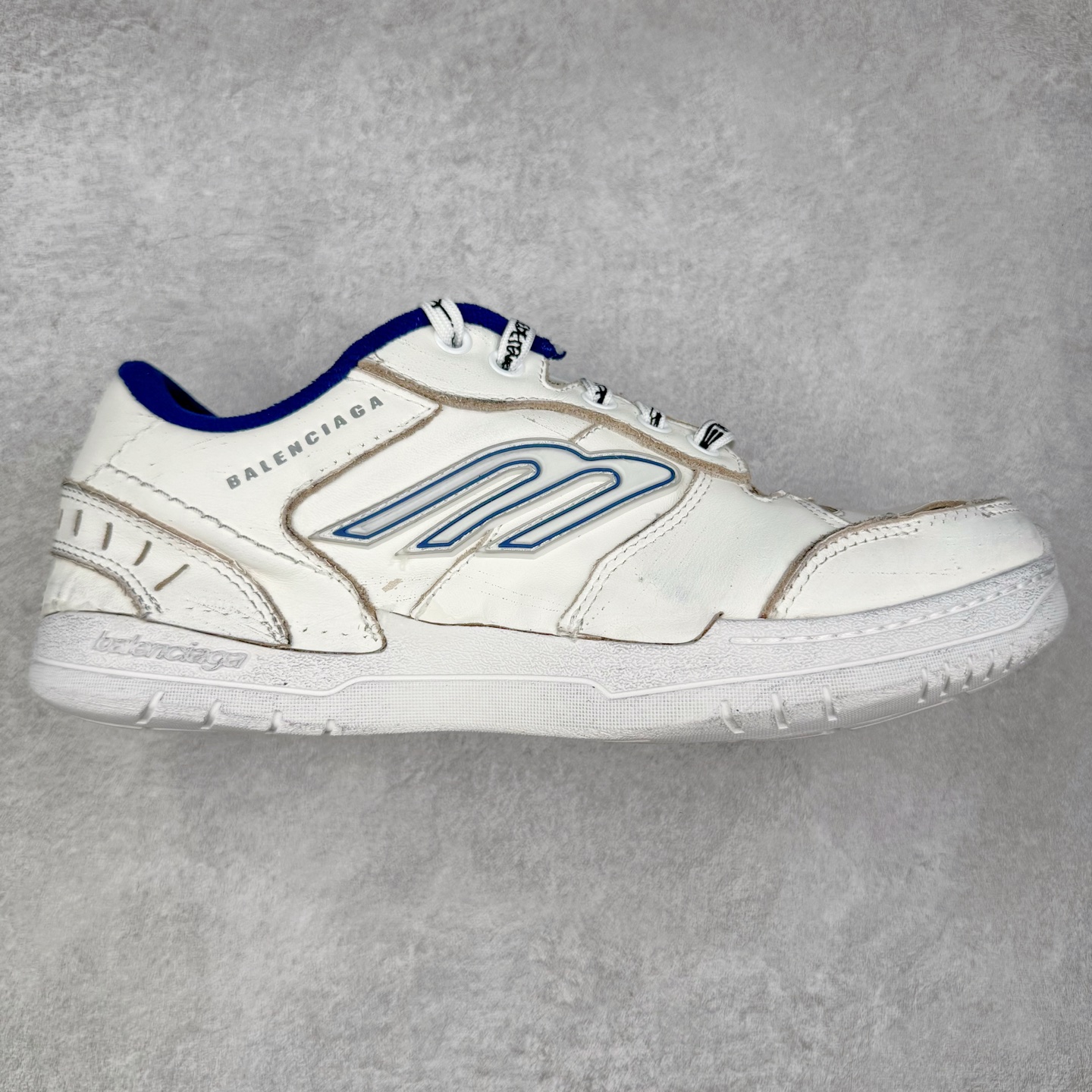 ＃VG零售版 Balenciaga Hamptons Worn-Out 巴黎世家涤纶（聚酯纤维）牛皮革 圆头系带 低帮 生活休闲鞋板鞋 全套原纸板楦头开发 最原汁原味的灵魂版型 全鞋荧光划线卡点 胶水把控整洁度追求极致完美 每一双都是工艺品 多重QC质检 超越公司货的品控标准 实实在在的免检产品 原盒原配 正确字体电绣 粗细、位置、大小正确 侧边TPU 透气孔匹配意产原版 正确分离大底 TPU软底 原版一致大底LOGO 立体感十足 原厂皮料水洗做旧 采购原厂网纱 偏大一码 尺码：35 36 37 38 39 40 41 42 43 44 45 46-选品中心