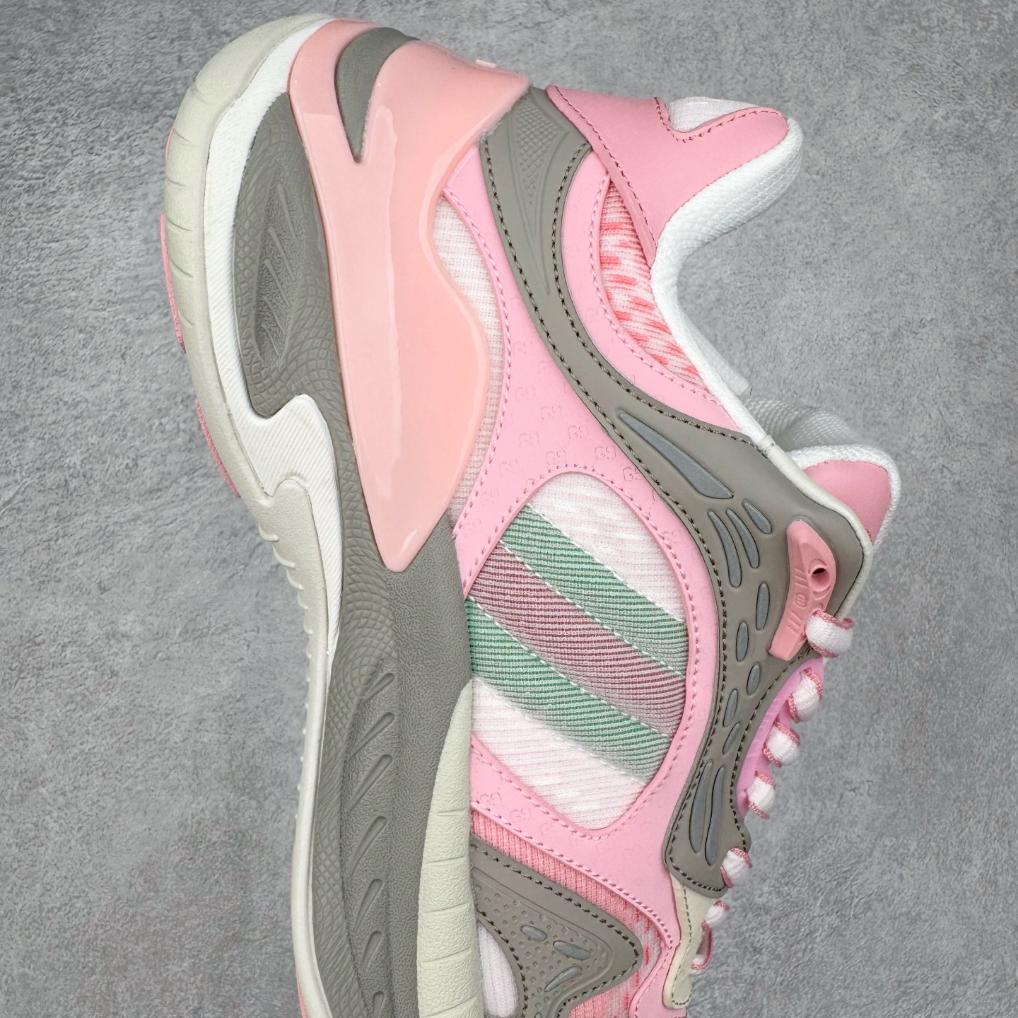 图片[6]-＃纯原 GUCCI 古驰皮革圆头抽绳低帮生活休闲鞋 Gucci（古驰）是源于意大利的时装奢饰品牌，是全球奢侈品品牌之一。由古驰奥•古驰在1921年于意大利佛罗伦萨创办。古驰的严品包括时装、皮具、皮鞋、手表、领带、丝巾、香水、家居用品及宠物用品等，借由其独特的创意和革新，以及精湛的意大利工艺闻名于世。GUCCl品牌时装一向以高档、豪华、性感而闻名于世，以“身份与财富之象征”品牌形象成为富有上流社会的消费宠儿。古驰—-永恒而经典并深受明星们的青睐，品牌灵感源自演员，公主和名媛等杰出女性。实拍调校N版已经零色差零失真 百分百还原实物色彩所见即所得 不存在货不对板色差等低级问题 选购参考实物拍摄 不混卖不参货 只用心做好货严格选品 承诺混一赔十 尺码：36 37 38 39 40 41 42 43 44 45-选品中心