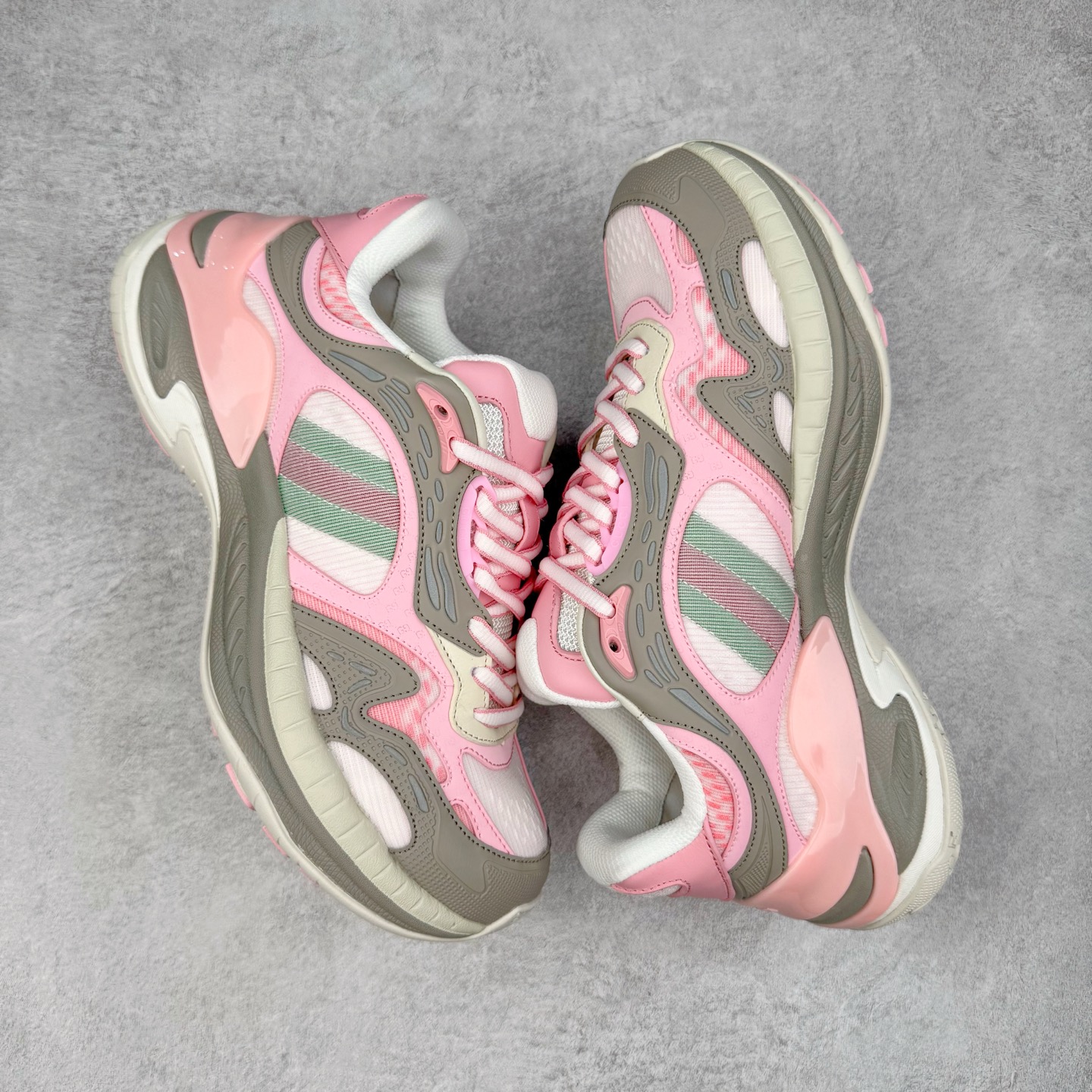 图片[3]-＃纯原 GUCCI 古驰皮革圆头抽绳低帮生活休闲鞋 Gucci（古驰）是源于意大利的时装奢饰品牌，是全球奢侈品品牌之一。由古驰奥•古驰在1921年于意大利佛罗伦萨创办。古驰的严品包括时装、皮具、皮鞋、手表、领带、丝巾、香水、家居用品及宠物用品等，借由其独特的创意和革新，以及精湛的意大利工艺闻名于世。GUCCl品牌时装一向以高档、豪华、性感而闻名于世，以“身份与财富之象征”品牌形象成为富有上流社会的消费宠儿。古驰—-永恒而经典并深受明星们的青睐，品牌灵感源自演员，公主和名媛等杰出女性。实拍调校N版已经零色差零失真 百分百还原实物色彩所见即所得 不存在货不对板色差等低级问题 选购参考实物拍摄 不混卖不参货 只用心做好货严格选品 承诺混一赔十 尺码：36 37 38 39 40 41 42 43 44 45-选品中心