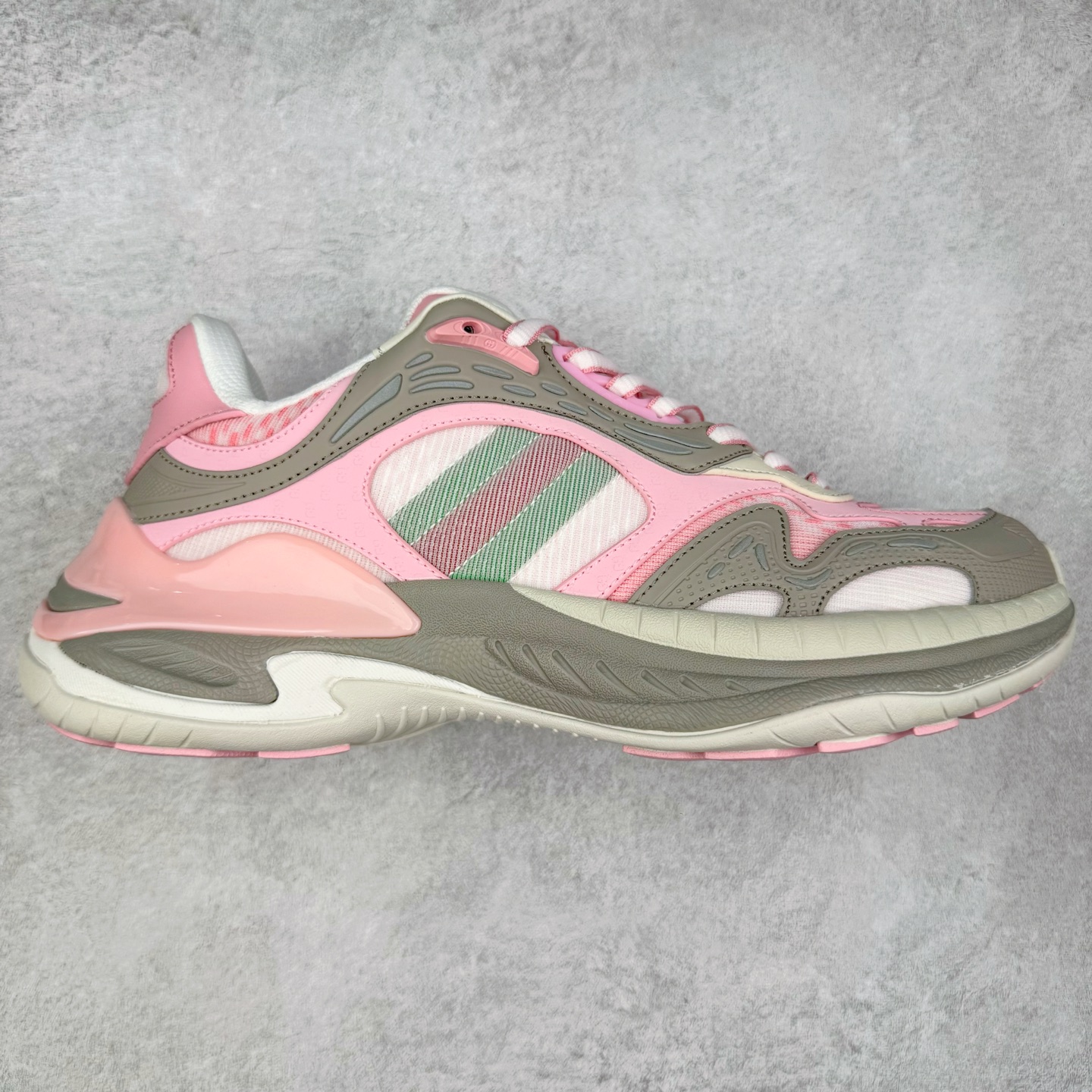 ＃纯原 GUCCI 古驰皮革圆头抽绳低帮生活休闲鞋 Gucci（古驰）是源于意大利的时装奢饰品牌，是全球奢侈品品牌之一。由古驰奥•古驰在1921年于意大利佛罗伦萨创办。古驰的严品包括时装、皮具、皮鞋、手表、领带、丝巾、香水、家居用品及宠物用品等，借由其独特的创意和革新，以及精湛的意大利工艺闻名于世。GUCCl品牌时装一向以高档、豪华、性感而闻名于世，以“身份与财富之象征”品牌形象成为富有上流社会的消费宠儿。古驰—-永恒而经典并深受明星们的青睐，品牌灵感源自演员，公主和名媛等杰出女性。实拍调校N版已经零色差零失真 百分百还原实物色彩所见即所得 不存在货不对板色差等低级问题 选购参考实物拍摄 不混卖不参货 只用心做好货严格选品 承诺混一赔十 尺码：36 37 38 39 40 41 42 43 44 45-选品中心