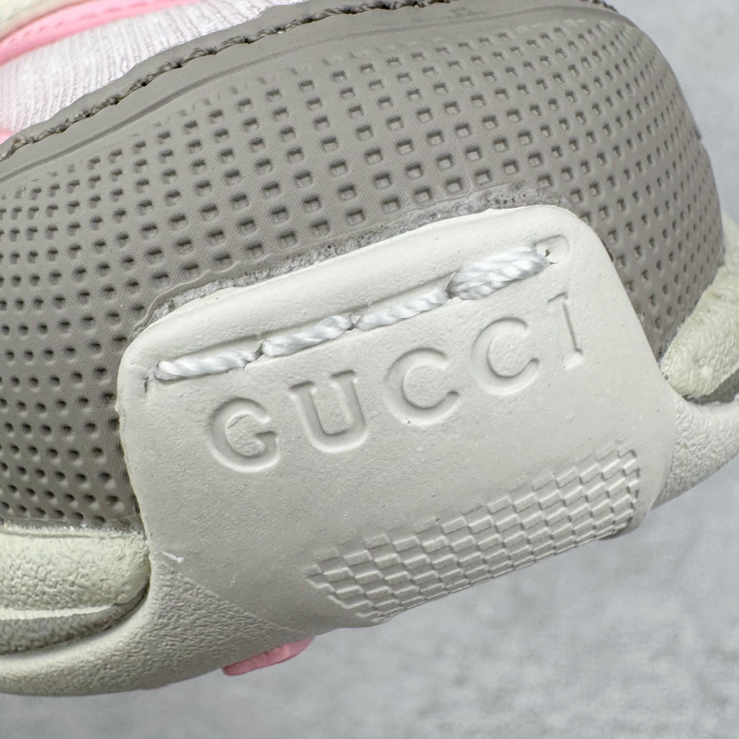 图片[13]-＃纯原 GUCCI 古驰皮革圆头抽绳低帮生活休闲鞋 Gucci（古驰）是源于意大利的时装奢饰品牌，是全球奢侈品品牌之一。由古驰奥•古驰在1921年于意大利佛罗伦萨创办。古驰的严品包括时装、皮具、皮鞋、手表、领带、丝巾、香水、家居用品及宠物用品等，借由其独特的创意和革新，以及精湛的意大利工艺闻名于世。GUCCl品牌时装一向以高档、豪华、性感而闻名于世，以“身份与财富之象征”品牌形象成为富有上流社会的消费宠儿。古驰—-永恒而经典并深受明星们的青睐，品牌灵感源自演员，公主和名媛等杰出女性。实拍调校N版已经零色差零失真 百分百还原实物色彩所见即所得 不存在货不对板色差等低级问题 选购参考实物拍摄 不混卖不参货 只用心做好货严格选品 承诺混一赔十 尺码：36 37 38 39 40 41 42 43 44 45-选品中心