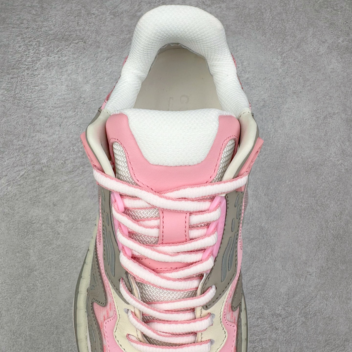 图片[5]-＃纯原 GUCCI 古驰皮革圆头抽绳低帮生活休闲鞋 Gucci（古驰）是源于意大利的时装奢饰品牌，是全球奢侈品品牌之一。由古驰奥•古驰在1921年于意大利佛罗伦萨创办。古驰的严品包括时装、皮具、皮鞋、手表、领带、丝巾、香水、家居用品及宠物用品等，借由其独特的创意和革新，以及精湛的意大利工艺闻名于世。GUCCl品牌时装一向以高档、豪华、性感而闻名于世，以“身份与财富之象征”品牌形象成为富有上流社会的消费宠儿。古驰—-永恒而经典并深受明星们的青睐，品牌灵感源自演员，公主和名媛等杰出女性。实拍调校N版已经零色差零失真 百分百还原实物色彩所见即所得 不存在货不对板色差等低级问题 选购参考实物拍摄 不混卖不参货 只用心做好货严格选品 承诺混一赔十 尺码：36 37 38 39 40 41 42 43 44 45-选品中心