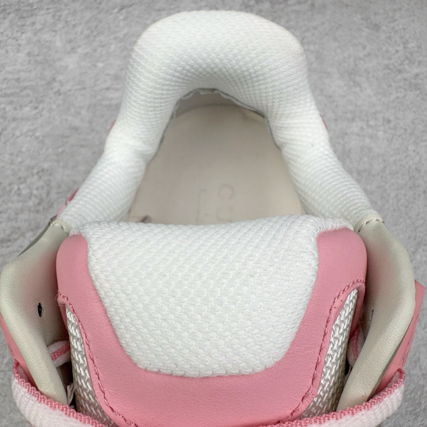 图片[12]-＃纯原 GUCCI 古驰皮革圆头抽绳低帮生活休闲鞋 Gucci（古驰）是源于意大利的时装奢饰品牌，是全球奢侈品品牌之一。由古驰奥•古驰在1921年于意大利佛罗伦萨创办。古驰的严品包括时装、皮具、皮鞋、手表、领带、丝巾、香水、家居用品及宠物用品等，借由其独特的创意和革新，以及精湛的意大利工艺闻名于世。GUCCl品牌时装一向以高档、豪华、性感而闻名于世，以“身份与财富之象征”品牌形象成为富有上流社会的消费宠儿。古驰—-永恒而经典并深受明星们的青睐，品牌灵感源自演员，公主和名媛等杰出女性。实拍调校N版已经零色差零失真 百分百还原实物色彩所见即所得 不存在货不对板色差等低级问题 选购参考实物拍摄 不混卖不参货 只用心做好货严格选品 承诺混一赔十 尺码：36 37 38 39 40 41 42 43 44 45-选品中心