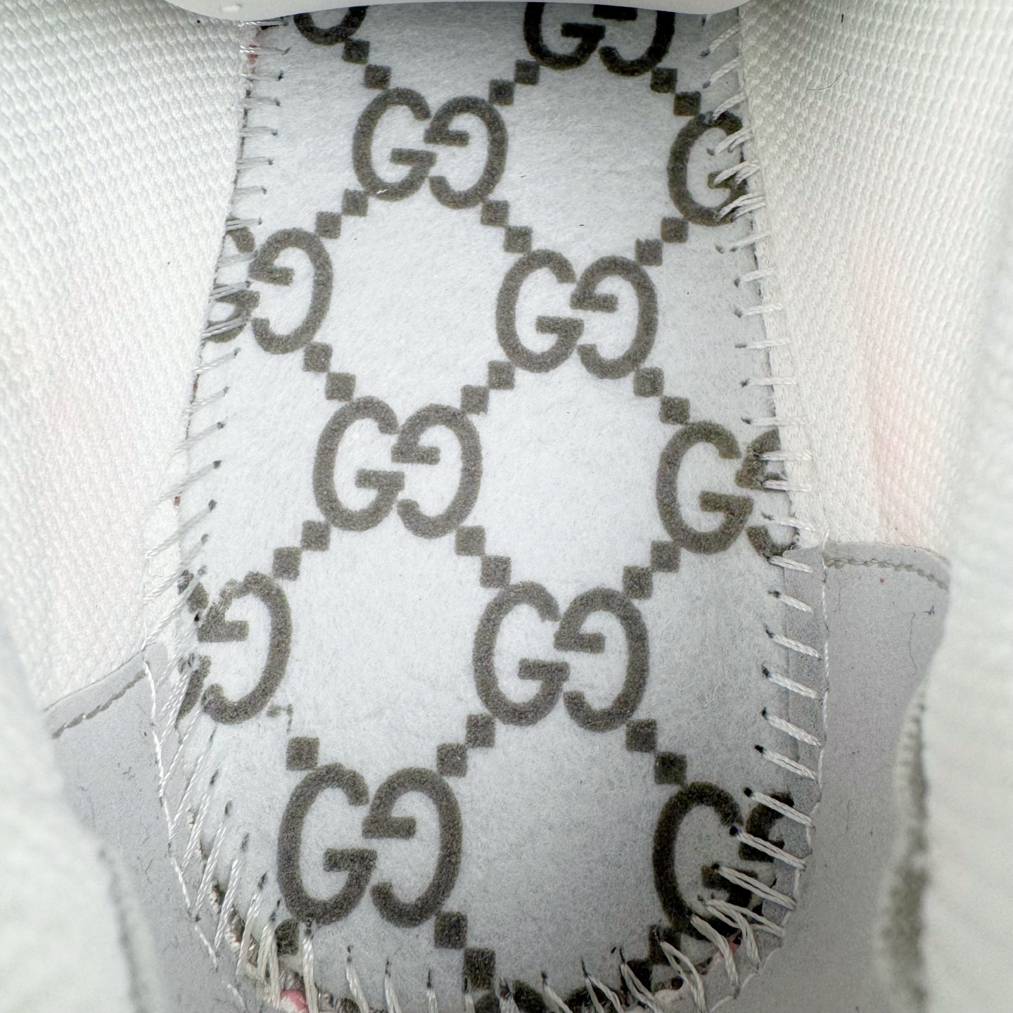 图片[21]-＃纯原 GUCCI 古驰皮革圆头抽绳低帮生活休闲鞋 Gucci（古驰）是源于意大利的时装奢饰品牌，是全球奢侈品品牌之一。由古驰奥•古驰在1921年于意大利佛罗伦萨创办。古驰的严品包括时装、皮具、皮鞋、手表、领带、丝巾、香水、家居用品及宠物用品等，借由其独特的创意和革新，以及精湛的意大利工艺闻名于世。GUCCl品牌时装一向以高档、豪华、性感而闻名于世，以“身份与财富之象征”品牌形象成为富有上流社会的消费宠儿。古驰—-永恒而经典并深受明星们的青睐，品牌灵感源自演员，公主和名媛等杰出女性。实拍调校N版已经零色差零失真 百分百还原实物色彩所见即所得 不存在货不对板色差等低级问题 选购参考实物拍摄 不混卖不参货 只用心做好货严格选品 承诺混一赔十 尺码：36 37 38 39 40 41 42 43 44 45-选品中心