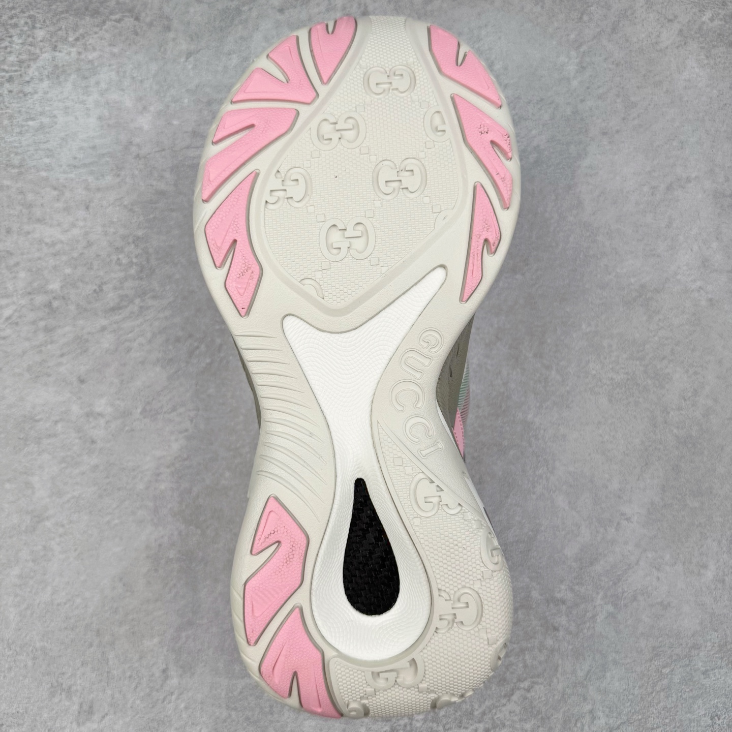 图片[9]-＃纯原 GUCCI 古驰皮革圆头抽绳低帮生活休闲鞋 Gucci（古驰）是源于意大利的时装奢饰品牌，是全球奢侈品品牌之一。由古驰奥•古驰在1921年于意大利佛罗伦萨创办。古驰的严品包括时装、皮具、皮鞋、手表、领带、丝巾、香水、家居用品及宠物用品等，借由其独特的创意和革新，以及精湛的意大利工艺闻名于世。GUCCl品牌时装一向以高档、豪华、性感而闻名于世，以“身份与财富之象征”品牌形象成为富有上流社会的消费宠儿。古驰—-永恒而经典并深受明星们的青睐，品牌灵感源自演员，公主和名媛等杰出女性。实拍调校N版已经零色差零失真 百分百还原实物色彩所见即所得 不存在货不对板色差等低级问题 选购参考实物拍摄 不混卖不参货 只用心做好货严格选品 承诺混一赔十 尺码：36 37 38 39 40 41 42 43 44 45-选品中心