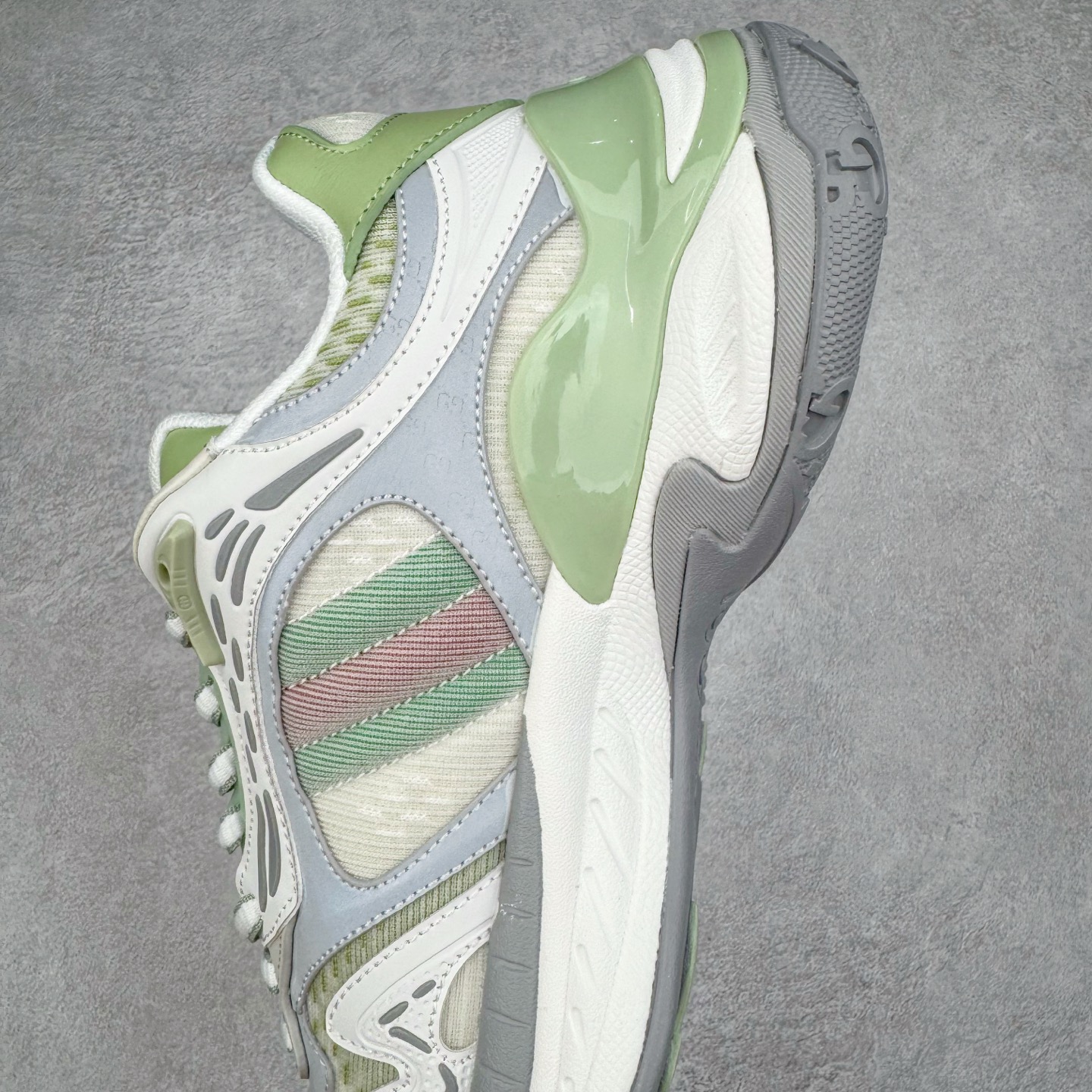 图片[7]-＃纯原 GUCCI 古驰皮革圆头抽绳低帮生活休闲鞋 Gucci（古驰）是源于意大利的时装奢饰品牌，是全球奢侈品品牌之一。由古驰奥•古驰在1921年于意大利佛罗伦萨创办。古驰的严品包括时装、皮具、皮鞋、手表、领带、丝巾、香水、家居用品及宠物用品等，借由其独特的创意和革新，以及精湛的意大利工艺闻名于世。GUCCl品牌时装一向以高档、豪华、性感而闻名于世，以“身份与财富之象征”品牌形象成为富有上流社会的消费宠儿。古驰—-永恒而经典并深受明星们的青睐，品牌灵感源自演员，公主和名媛等杰出女性。实拍调校N版已经零色差零失真 百分百还原实物色彩所见即所得 不存在货不对板色差等低级问题 选购参考实物拍摄 不混卖不参货 只用心做好货严格选品 承诺混一赔十 尺码：36 37 38 39 40 41 42 43 44 45-选品中心