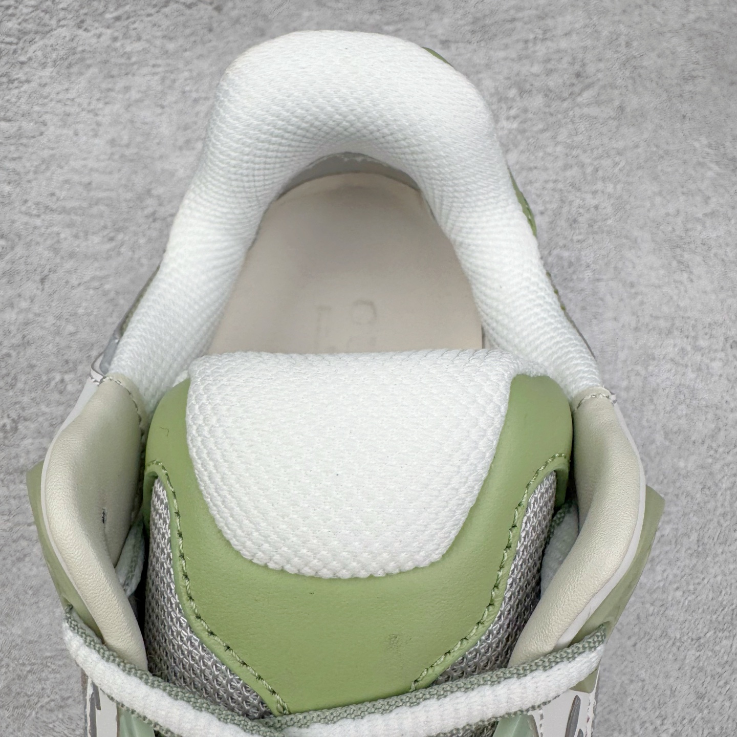 图片[17]-＃纯原 GUCCI 古驰皮革圆头抽绳低帮生活休闲鞋 Gucci（古驰）是源于意大利的时装奢饰品牌，是全球奢侈品品牌之一。由古驰奥•古驰在1921年于意大利佛罗伦萨创办。古驰的严品包括时装、皮具、皮鞋、手表、领带、丝巾、香水、家居用品及宠物用品等，借由其独特的创意和革新，以及精湛的意大利工艺闻名于世。GUCCl品牌时装一向以高档、豪华、性感而闻名于世，以“身份与财富之象征”品牌形象成为富有上流社会的消费宠儿。古驰—-永恒而经典并深受明星们的青睐，品牌灵感源自演员，公主和名媛等杰出女性。实拍调校N版已经零色差零失真 百分百还原实物色彩所见即所得 不存在货不对板色差等低级问题 选购参考实物拍摄 不混卖不参货 只用心做好货严格选品 承诺混一赔十 尺码：36 37 38 39 40 41 42 43 44 45-选品中心