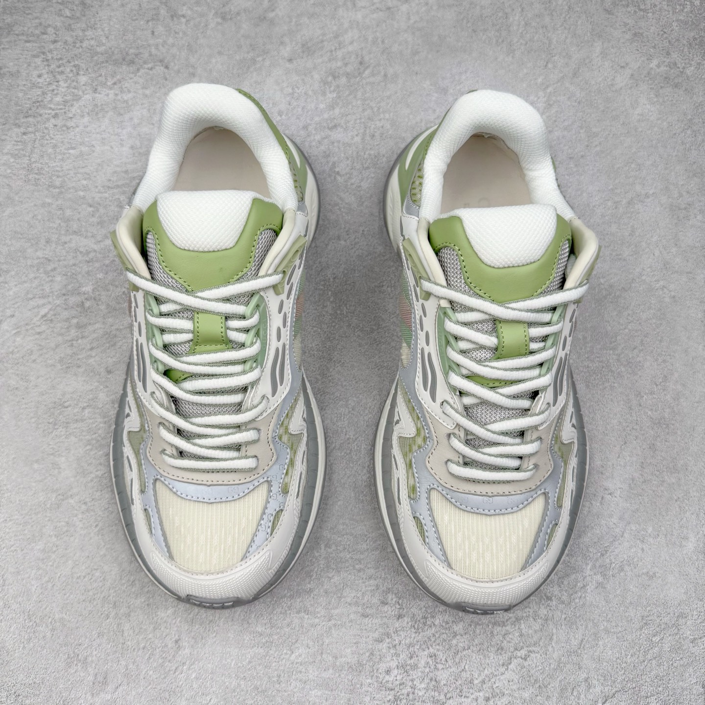 图片[2]-＃纯原 GUCCI 古驰皮革圆头抽绳低帮生活休闲鞋 Gucci（古驰）是源于意大利的时装奢饰品牌，是全球奢侈品品牌之一。由古驰奥•古驰在1921年于意大利佛罗伦萨创办。古驰的严品包括时装、皮具、皮鞋、手表、领带、丝巾、香水、家居用品及宠物用品等，借由其独特的创意和革新，以及精湛的意大利工艺闻名于世。GUCCl品牌时装一向以高档、豪华、性感而闻名于世，以“身份与财富之象征”品牌形象成为富有上流社会的消费宠儿。古驰—-永恒而经典并深受明星们的青睐，品牌灵感源自演员，公主和名媛等杰出女性。实拍调校N版已经零色差零失真 百分百还原实物色彩所见即所得 不存在货不对板色差等低级问题 选购参考实物拍摄 不混卖不参货 只用心做好货严格选品 承诺混一赔十 尺码：36 37 38 39 40 41 42 43 44 45-选品中心