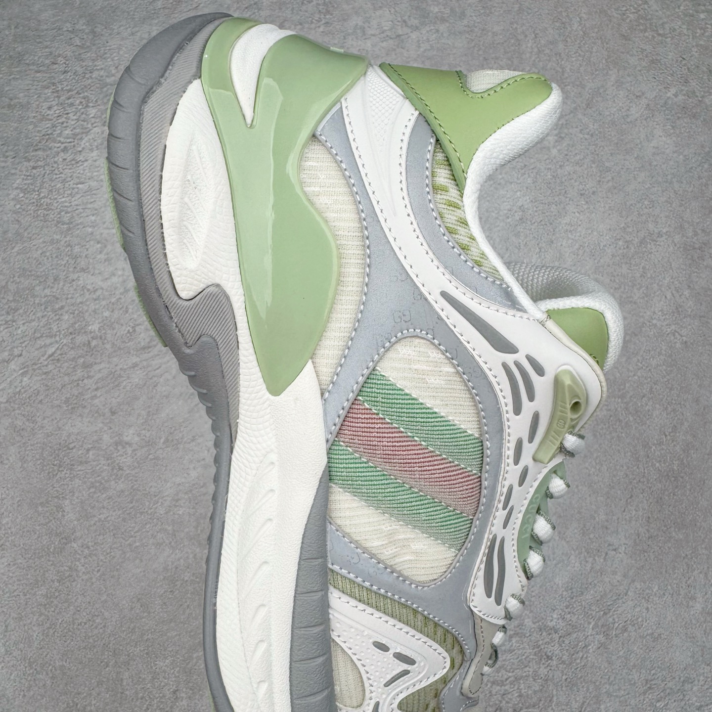 图片[6]-＃纯原 GUCCI 古驰皮革圆头抽绳低帮生活休闲鞋 Gucci（古驰）是源于意大利的时装奢饰品牌，是全球奢侈品品牌之一。由古驰奥•古驰在1921年于意大利佛罗伦萨创办。古驰的严品包括时装、皮具、皮鞋、手表、领带、丝巾、香水、家居用品及宠物用品等，借由其独特的创意和革新，以及精湛的意大利工艺闻名于世。GUCCl品牌时装一向以高档、豪华、性感而闻名于世，以“身份与财富之象征”品牌形象成为富有上流社会的消费宠儿。古驰—-永恒而经典并深受明星们的青睐，品牌灵感源自演员，公主和名媛等杰出女性。实拍调校N版已经零色差零失真 百分百还原实物色彩所见即所得 不存在货不对板色差等低级问题 选购参考实物拍摄 不混卖不参货 只用心做好货严格选品 承诺混一赔十 尺码：36 37 38 39 40 41 42 43 44 45-选品中心