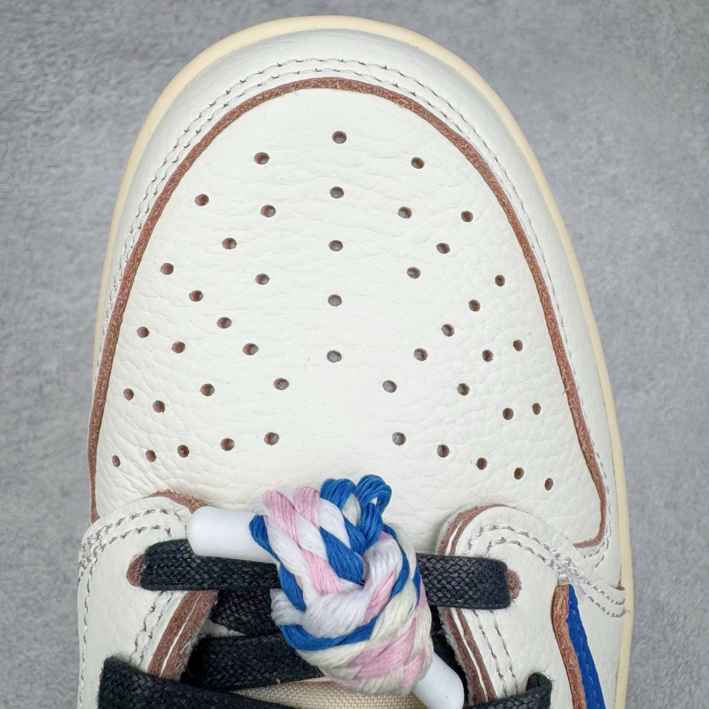 图片[4]-＃Ljr特供 Travis Scott x Air Jordan AJ1 Low OG SP TS联名倒钩低帮 白蓝 DM7688-104 全新改良批次 圈内最强倒钩系列 恪守真诚 承诺混一赔十 高端零售裸鞋圈特供批次 产品品控稳定性领先行业 SZ原厂全套原楦原纸板冲刀磨具开发 原厂皮料加持 原厂港宝加持定型后跟R度完美 同源原厂电绣 鬼脸飞翼针数密度立体效果一致 百分百一致原鞋 原厂拉帮工艺 针距密度一致 后跟弧度收口自然不对折 极致一眼正品既视感 进口玻璃冲刀皮料裁剪零毛边 全鞋电脑针车工艺 品控清洁度最高QC检验标准 免检产品 原厂订购鞋盒、鞋标、防尘纸、鞋撑、鞋带 追求极致的原厂味道 尺码：36 36.5 37.5 38 38.5 39 40 40.5 41 42 42.5 43 44 44.5 45 45.5 46 47.5 48.5-选品中心