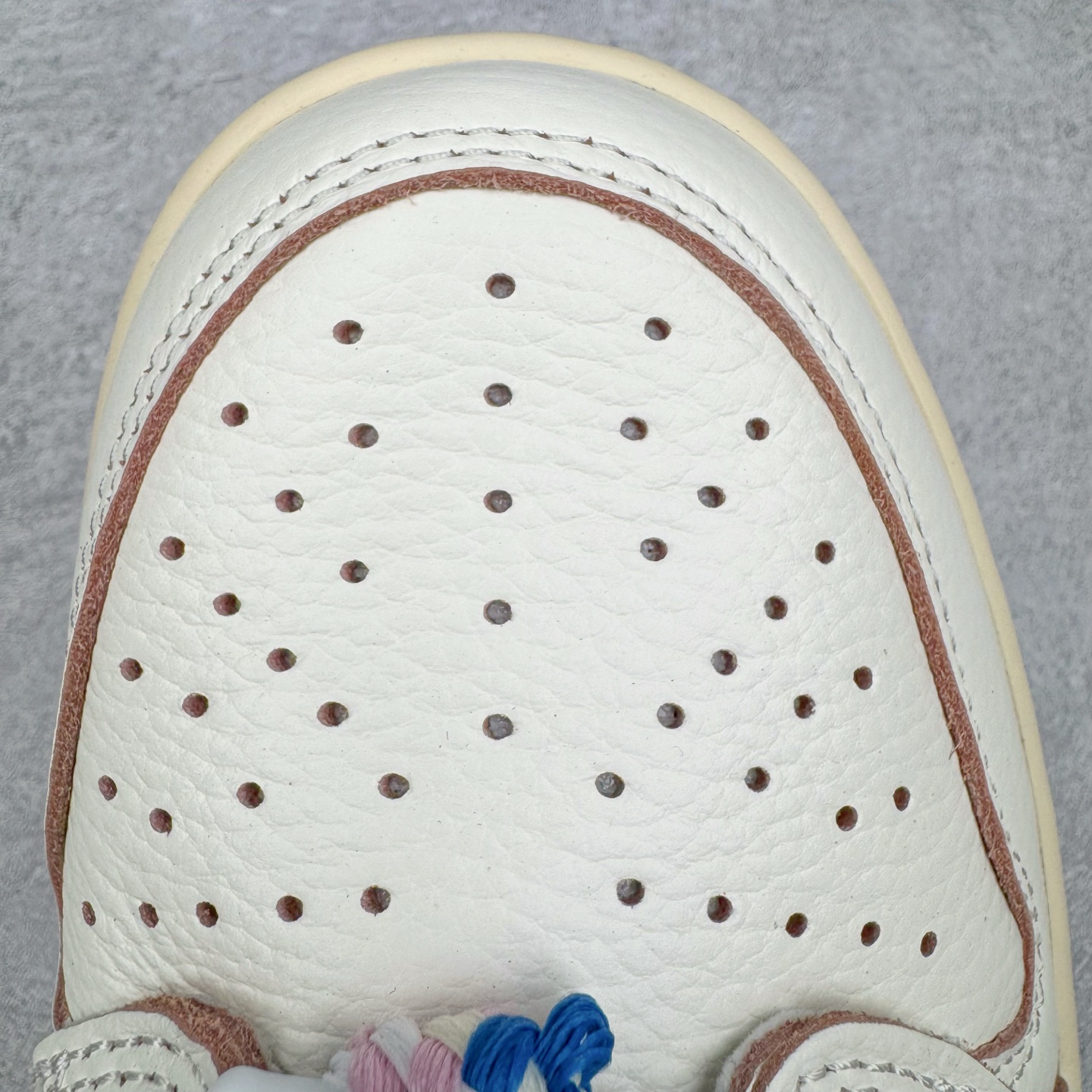 图片[12]-＃Ljr特供 Travis Scott x Air Jordan AJ1 Low OG SP TS联名倒钩低帮 白蓝 DM7688-104 全新改良批次 圈内最强倒钩系列 恪守真诚 承诺混一赔十 高端零售裸鞋圈特供批次 产品品控稳定性领先行业 SZ原厂全套原楦原纸板冲刀磨具开发 原厂皮料加持 原厂港宝加持定型后跟R度完美 同源原厂电绣 鬼脸飞翼针数密度立体效果一致 百分百一致原鞋 原厂拉帮工艺 针距密度一致 后跟弧度收口自然不对折 极致一眼正品既视感 进口玻璃冲刀皮料裁剪零毛边 全鞋电脑针车工艺 品控清洁度最高QC检验标准 免检产品 原厂订购鞋盒、鞋标、防尘纸、鞋撑、鞋带 追求极致的原厂味道 尺码：36 36.5 37.5 38 38.5 39 40 40.5 41 42 42.5 43 44 44.5 45 45.5 46 47.5 48.5-选品中心