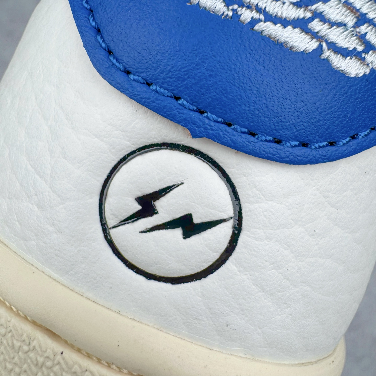 图片[8]-＃Ljr特供 Travis Scott x Air Jordan AJ1 Low OG SP TS联名倒钩低帮 白蓝 DM7688-104 全新改良批次 圈内最强倒钩系列 恪守真诚 承诺混一赔十 高端零售裸鞋圈特供批次 产品品控稳定性领先行业 SZ原厂全套原楦原纸板冲刀磨具开发 原厂皮料加持 原厂港宝加持定型后跟R度完美 同源原厂电绣 鬼脸飞翼针数密度立体效果一致 百分百一致原鞋 原厂拉帮工艺 针距密度一致 后跟弧度收口自然不对折 极致一眼正品既视感 进口玻璃冲刀皮料裁剪零毛边 全鞋电脑针车工艺 品控清洁度最高QC检验标准 免检产品 原厂订购鞋盒、鞋标、防尘纸、鞋撑、鞋带 追求极致的原厂味道 尺码：36 36.5 37.5 38 38.5 39 40 40.5 41 42 42.5 43 44 44.5 45 45.5 46 47.5 48.5-选品中心