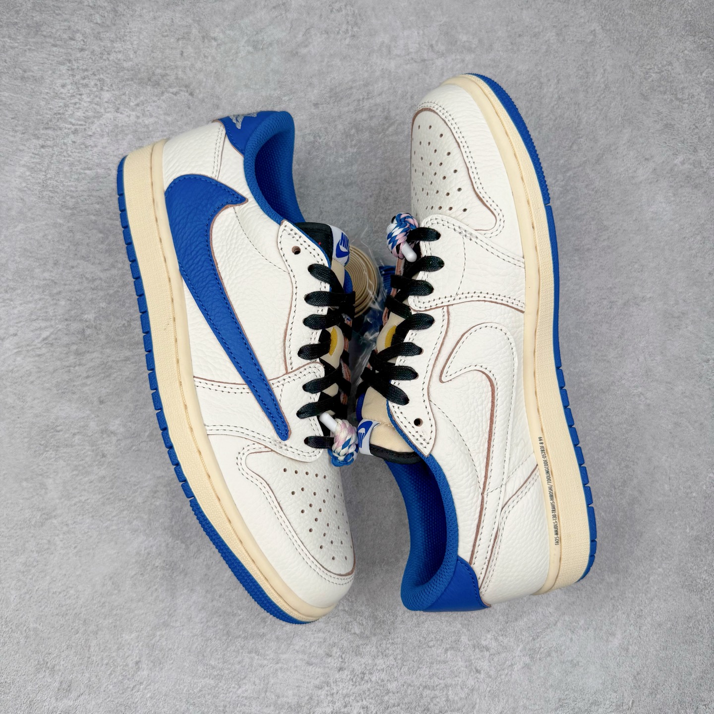 图片[3]-＃Ljr特供 Travis Scott x Air Jordan AJ1 Low OG SP TS联名倒钩低帮 白蓝 DM7688-104 全新改良批次 圈内最强倒钩系列 恪守真诚 承诺混一赔十 高端零售裸鞋圈特供批次 产品品控稳定性领先行业 SZ原厂全套原楦原纸板冲刀磨具开发 原厂皮料加持 原厂港宝加持定型后跟R度完美 同源原厂电绣 鬼脸飞翼针数密度立体效果一致 百分百一致原鞋 原厂拉帮工艺 针距密度一致 后跟弧度收口自然不对折 极致一眼正品既视感 进口玻璃冲刀皮料裁剪零毛边 全鞋电脑针车工艺 品控清洁度最高QC检验标准 免检产品 原厂订购鞋盒、鞋标、防尘纸、鞋撑、鞋带 追求极致的原厂味道 尺码：36 36.5 37.5 38 38.5 39 40 40.5 41 42 42.5 43 44 44.5 45 45.5 46 47.5 48.5-选品中心