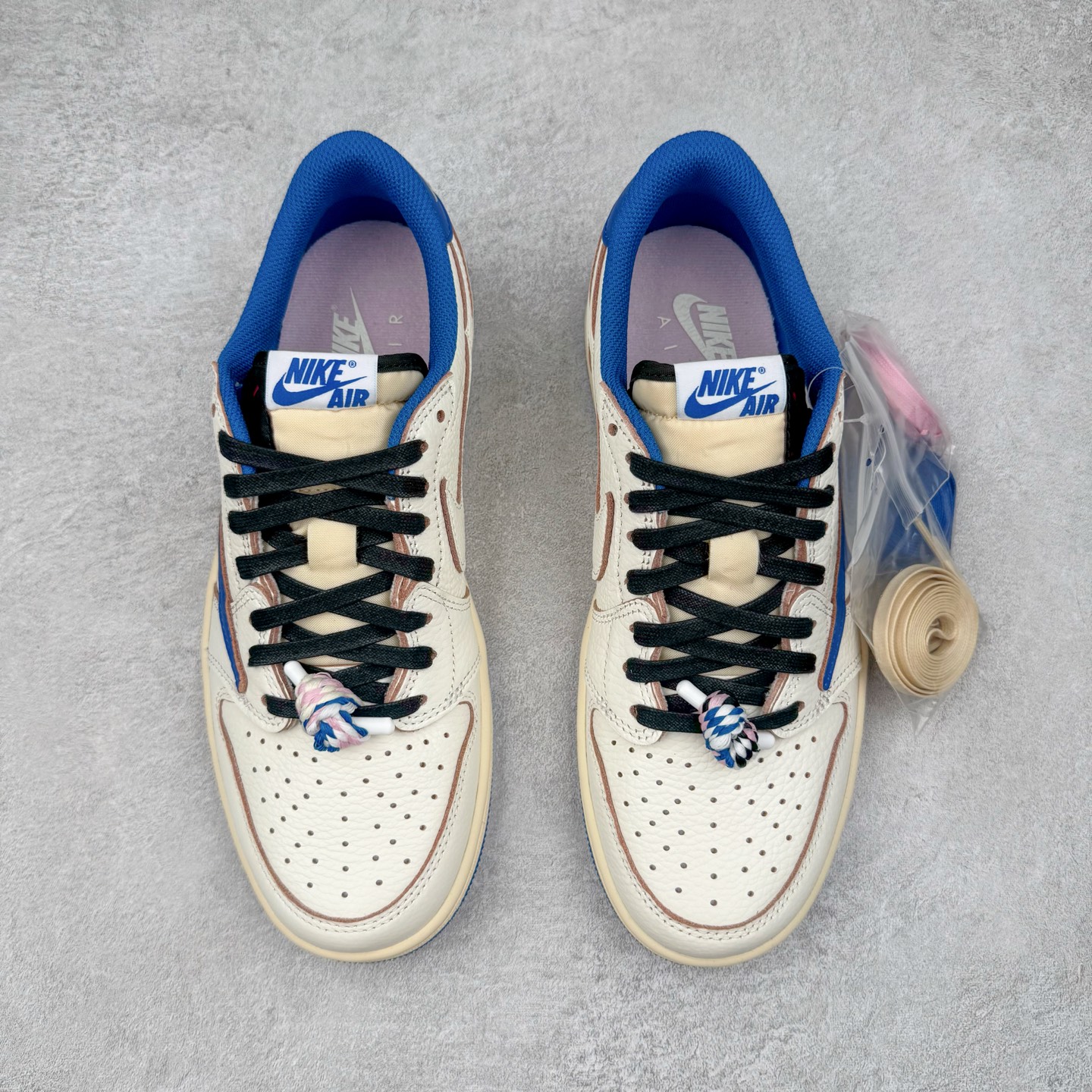 图片[2]-＃Ljr特供 Travis Scott x Air Jordan AJ1 Low OG SP TS联名倒钩低帮 白蓝 DM7688-104 全新改良批次 圈内最强倒钩系列 恪守真诚 承诺混一赔十 高端零售裸鞋圈特供批次 产品品控稳定性领先行业 SZ原厂全套原楦原纸板冲刀磨具开发 原厂皮料加持 原厂港宝加持定型后跟R度完美 同源原厂电绣 鬼脸飞翼针数密度立体效果一致 百分百一致原鞋 原厂拉帮工艺 针距密度一致 后跟弧度收口自然不对折 极致一眼正品既视感 进口玻璃冲刀皮料裁剪零毛边 全鞋电脑针车工艺 品控清洁度最高QC检验标准 免检产品 原厂订购鞋盒、鞋标、防尘纸、鞋撑、鞋带 追求极致的原厂味道 尺码：36 36.5 37.5 38 38.5 39 40 40.5 41 42 42.5 43 44 44.5 45 45.5 46 47.5 48.5-选品中心