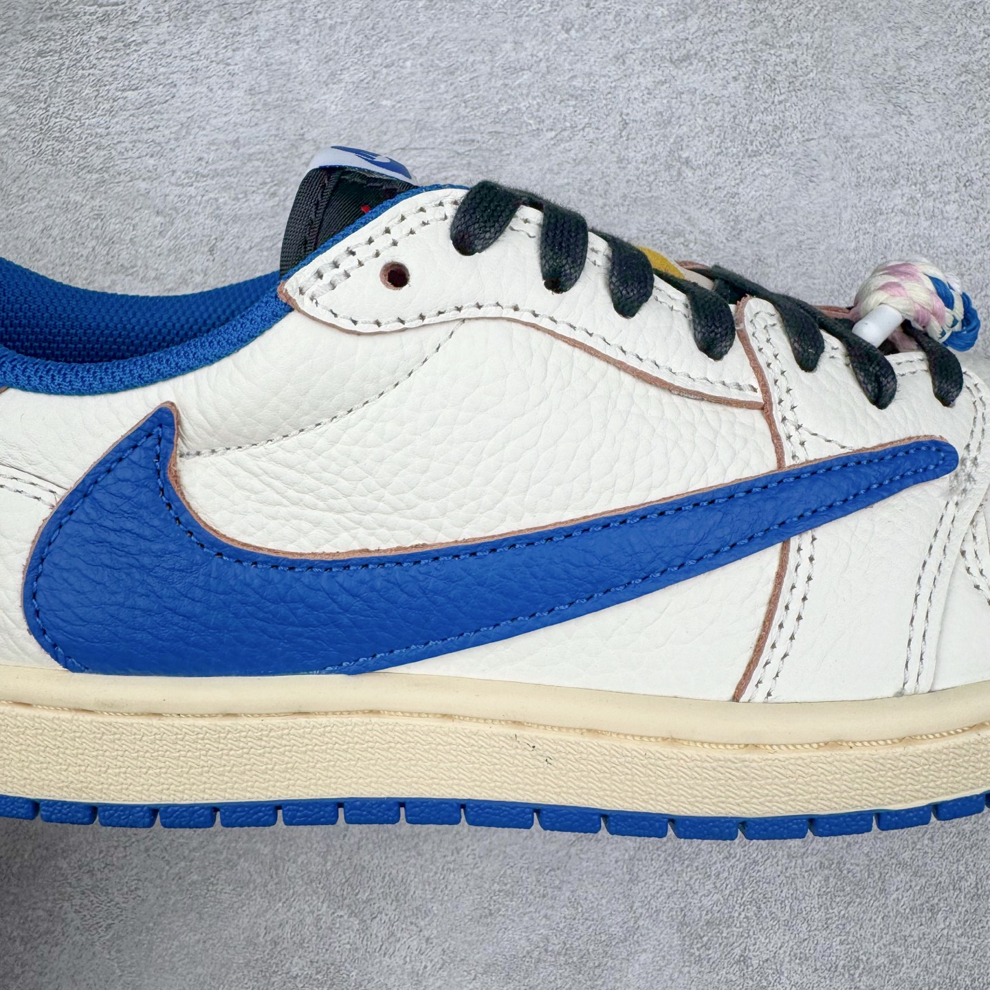 图片[6]-＃Ljr特供 Travis Scott x Air Jordan AJ1 Low OG SP TS联名倒钩低帮 白蓝 DM7688-104 全新改良批次 圈内最强倒钩系列 恪守真诚 承诺混一赔十 高端零售裸鞋圈特供批次 产品品控稳定性领先行业 SZ原厂全套原楦原纸板冲刀磨具开发 原厂皮料加持 原厂港宝加持定型后跟R度完美 同源原厂电绣 鬼脸飞翼针数密度立体效果一致 百分百一致原鞋 原厂拉帮工艺 针距密度一致 后跟弧度收口自然不对折 极致一眼正品既视感 进口玻璃冲刀皮料裁剪零毛边 全鞋电脑针车工艺 品控清洁度最高QC检验标准 免检产品 原厂订购鞋盒、鞋标、防尘纸、鞋撑、鞋带 追求极致的原厂味道 尺码：36 36.5 37.5 38 38.5 39 40 40.5 41 42 42.5 43 44 44.5 45 45.5 46 47.5 48.5-选品中心