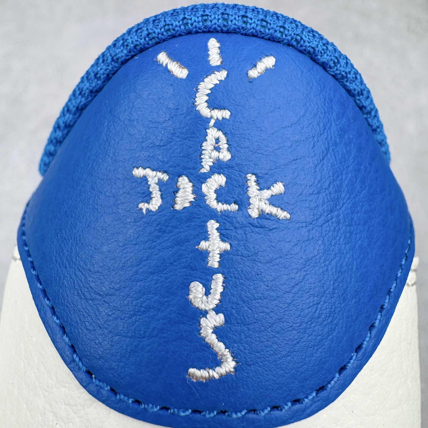 图片[14]-＃Ljr特供 Travis Scott x Air Jordan AJ1 Low OG SP TS联名倒钩低帮 白蓝 DM7688-104 全新改良批次 圈内最强倒钩系列 恪守真诚 承诺混一赔十 高端零售裸鞋圈特供批次 产品品控稳定性领先行业 SZ原厂全套原楦原纸板冲刀磨具开发 原厂皮料加持 原厂港宝加持定型后跟R度完美 同源原厂电绣 鬼脸飞翼针数密度立体效果一致 百分百一致原鞋 原厂拉帮工艺 针距密度一致 后跟弧度收口自然不对折 极致一眼正品既视感 进口玻璃冲刀皮料裁剪零毛边 全鞋电脑针车工艺 品控清洁度最高QC检验标准 免检产品 原厂订购鞋盒、鞋标、防尘纸、鞋撑、鞋带 追求极致的原厂味道 尺码：36 36.5 37.5 38 38.5 39 40 40.5 41 42 42.5 43 44 44.5 45 45.5 46 47.5 48.5-选品中心