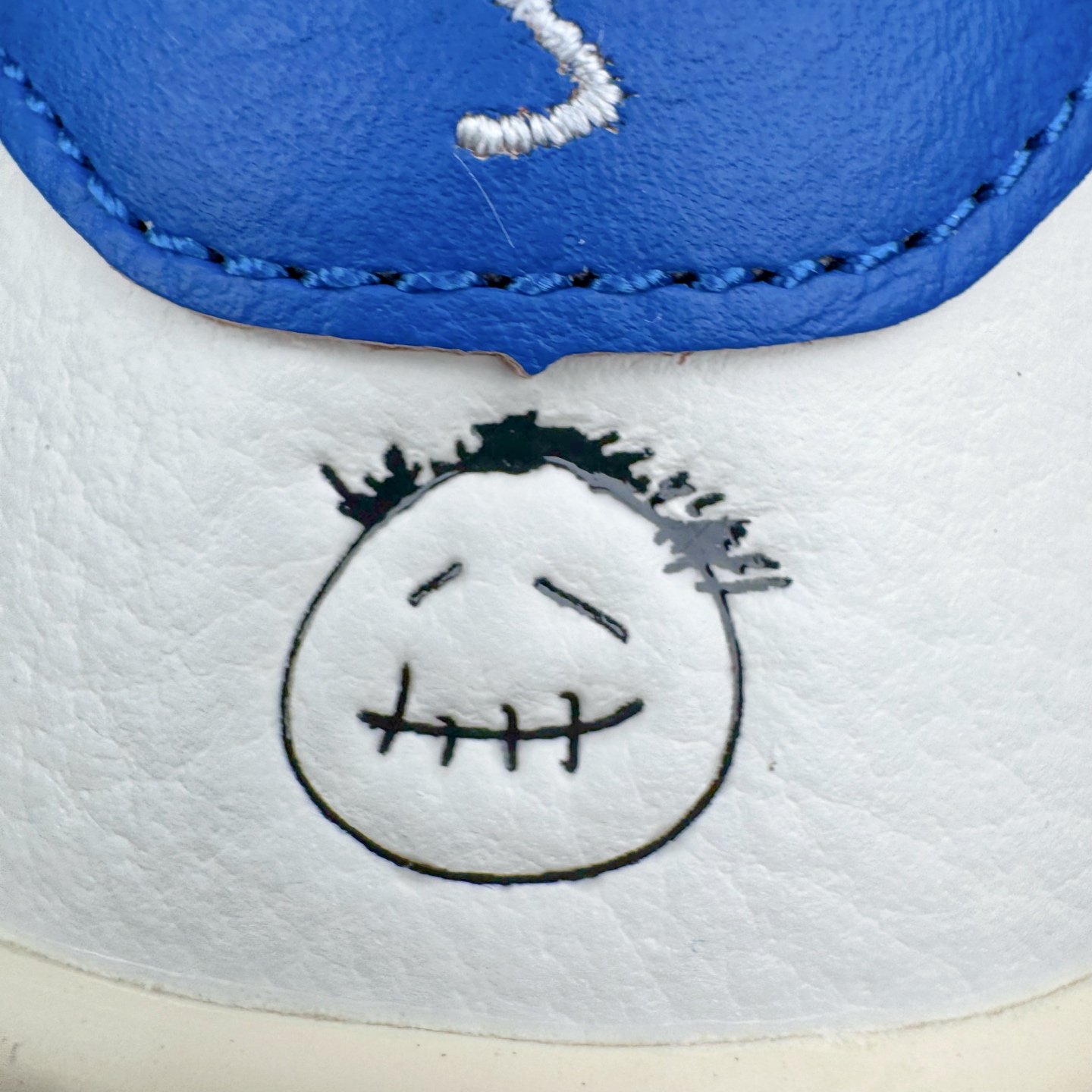 图片[9]-＃Ljr特供 Travis Scott x Air Jordan AJ1 Low OG SP TS联名倒钩低帮 白蓝 DM7688-104 全新改良批次 圈内最强倒钩系列 恪守真诚 承诺混一赔十 高端零售裸鞋圈特供批次 产品品控稳定性领先行业 SZ原厂全套原楦原纸板冲刀磨具开发 原厂皮料加持 原厂港宝加持定型后跟R度完美 同源原厂电绣 鬼脸飞翼针数密度立体效果一致 百分百一致原鞋 原厂拉帮工艺 针距密度一致 后跟弧度收口自然不对折 极致一眼正品既视感 进口玻璃冲刀皮料裁剪零毛边 全鞋电脑针车工艺 品控清洁度最高QC检验标准 免检产品 原厂订购鞋盒、鞋标、防尘纸、鞋撑、鞋带 追求极致的原厂味道 尺码：36 36.5 37.5 38 38.5 39 40 40.5 41 42 42.5 43 44 44.5 45 45.5 46 47.5 48.5-选品中心