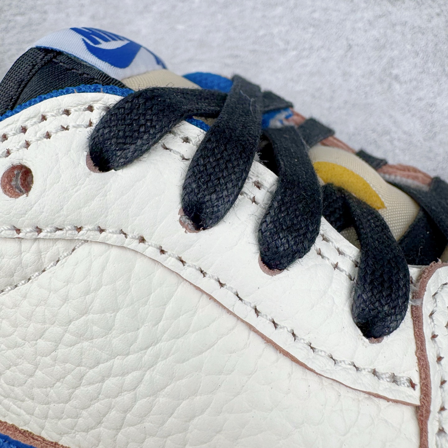 图片[7]-＃Ljr特供 Travis Scott x Air Jordan AJ1 Low OG SP TS联名倒钩低帮 白蓝 DM7688-104 全新改良批次 圈内最强倒钩系列 恪守真诚 承诺混一赔十 高端零售裸鞋圈特供批次 产品品控稳定性领先行业 SZ原厂全套原楦原纸板冲刀磨具开发 原厂皮料加持 原厂港宝加持定型后跟R度完美 同源原厂电绣 鬼脸飞翼针数密度立体效果一致 百分百一致原鞋 原厂拉帮工艺 针距密度一致 后跟弧度收口自然不对折 极致一眼正品既视感 进口玻璃冲刀皮料裁剪零毛边 全鞋电脑针车工艺 品控清洁度最高QC检验标准 免检产品 原厂订购鞋盒、鞋标、防尘纸、鞋撑、鞋带 追求极致的原厂味道 尺码：36 36.5 37.5 38 38.5 39 40 40.5 41 42 42.5 43 44 44.5 45 45.5 46 47.5 48.5-选品中心