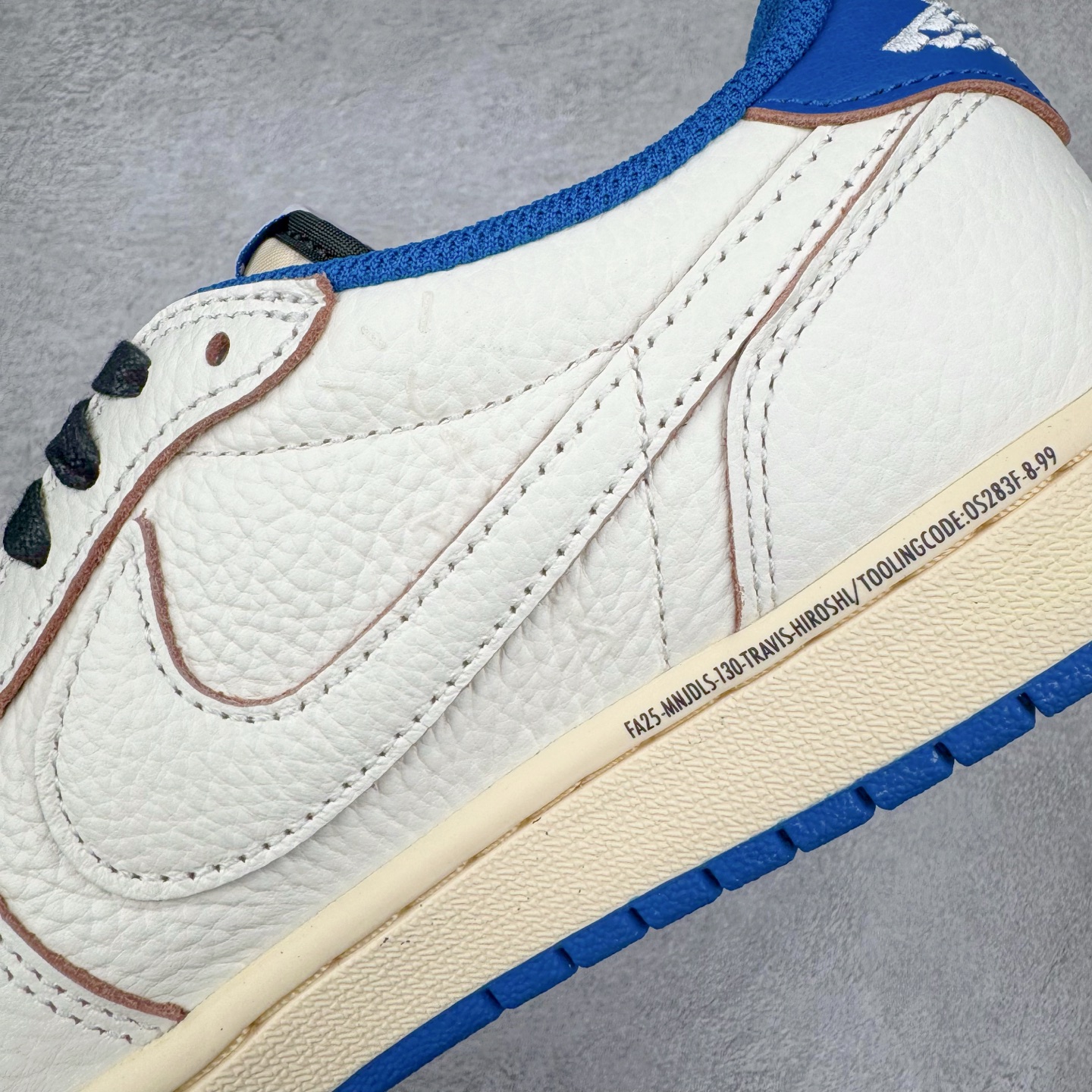 图片[5]-＃Ljr特供 Travis Scott x Air Jordan AJ1 Low OG SP TS联名倒钩低帮 白蓝 DM7688-104 全新改良批次 圈内最强倒钩系列 恪守真诚 承诺混一赔十 高端零售裸鞋圈特供批次 产品品控稳定性领先行业 SZ原厂全套原楦原纸板冲刀磨具开发 原厂皮料加持 原厂港宝加持定型后跟R度完美 同源原厂电绣 鬼脸飞翼针数密度立体效果一致 百分百一致原鞋 原厂拉帮工艺 针距密度一致 后跟弧度收口自然不对折 极致一眼正品既视感 进口玻璃冲刀皮料裁剪零毛边 全鞋电脑针车工艺 品控清洁度最高QC检验标准 免检产品 原厂订购鞋盒、鞋标、防尘纸、鞋撑、鞋带 追求极致的原厂味道 尺码：36 36.5 37.5 38 38.5 39 40 40.5 41 42 42.5 43 44 44.5 45 45.5 46 47.5 48.5-选品中心