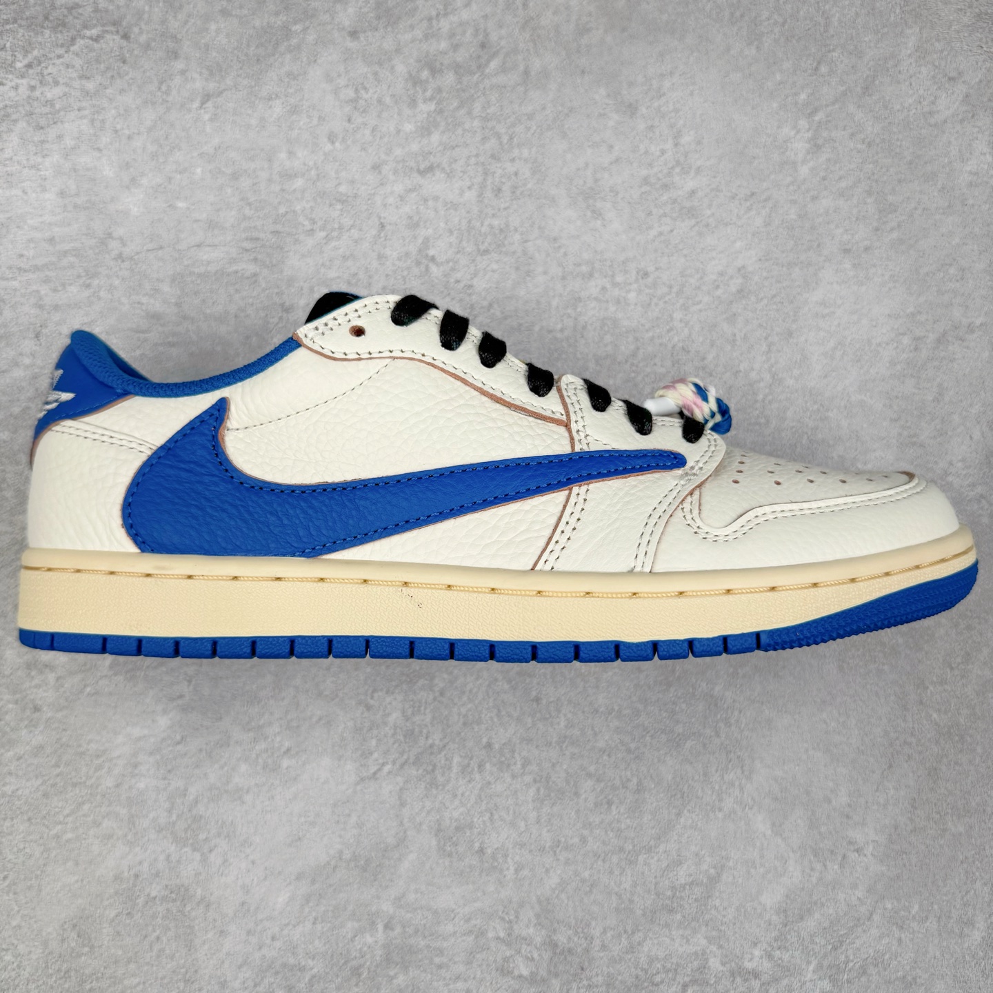＃Ljr特供 Travis Scott x Air Jordan AJ1 Low OG SP TS联名倒钩低帮 白蓝 DM7688-104 全新改良批次 圈内最强倒钩系列 恪守真诚 承诺混一赔十 高端零售裸鞋圈特供批次 产品品控稳定性领先行业 SZ原厂全套原楦原纸板冲刀磨具开发 原厂皮料加持 原厂港宝加持定型后跟R度完美 同源原厂电绣 鬼脸飞翼针数密度立体效果一致 百分百一致原鞋 原厂拉帮工艺 针距密度一致 后跟弧度收口自然不对折 极致一眼正品既视感 进口玻璃冲刀皮料裁剪零毛边 全鞋电脑针车工艺 品控清洁度最高QC检验标准 免检产品 原厂订购鞋盒、鞋标、防尘纸、鞋撑、鞋带 追求极致的原厂味道 尺码：36 36.5 37.5 38 38.5 39 40 40.5 41 42 42.5 43 44 44.5 45 45.5 46 47.5 48.5-选品中心