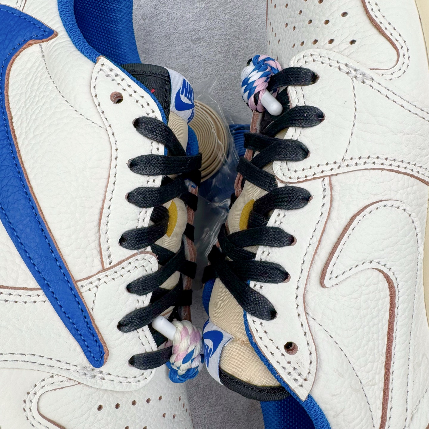 图片[11]-＃Ljr特供 Travis Scott x Air Jordan AJ1 Low OG SP TS联名倒钩低帮 白蓝 DM7688-104 全新改良批次 圈内最强倒钩系列 恪守真诚 承诺混一赔十 高端零售裸鞋圈特供批次 产品品控稳定性领先行业 SZ原厂全套原楦原纸板冲刀磨具开发 原厂皮料加持 原厂港宝加持定型后跟R度完美 同源原厂电绣 鬼脸飞翼针数密度立体效果一致 百分百一致原鞋 原厂拉帮工艺 针距密度一致 后跟弧度收口自然不对折 极致一眼正品既视感 进口玻璃冲刀皮料裁剪零毛边 全鞋电脑针车工艺 品控清洁度最高QC检验标准 免检产品 原厂订购鞋盒、鞋标、防尘纸、鞋撑、鞋带 追求极致的原厂味道 尺码：36 36.5 37.5 38 38.5 39 40 40.5 41 42 42.5 43 44 44.5 45 45.5 46 47.5 48.5-选品中心