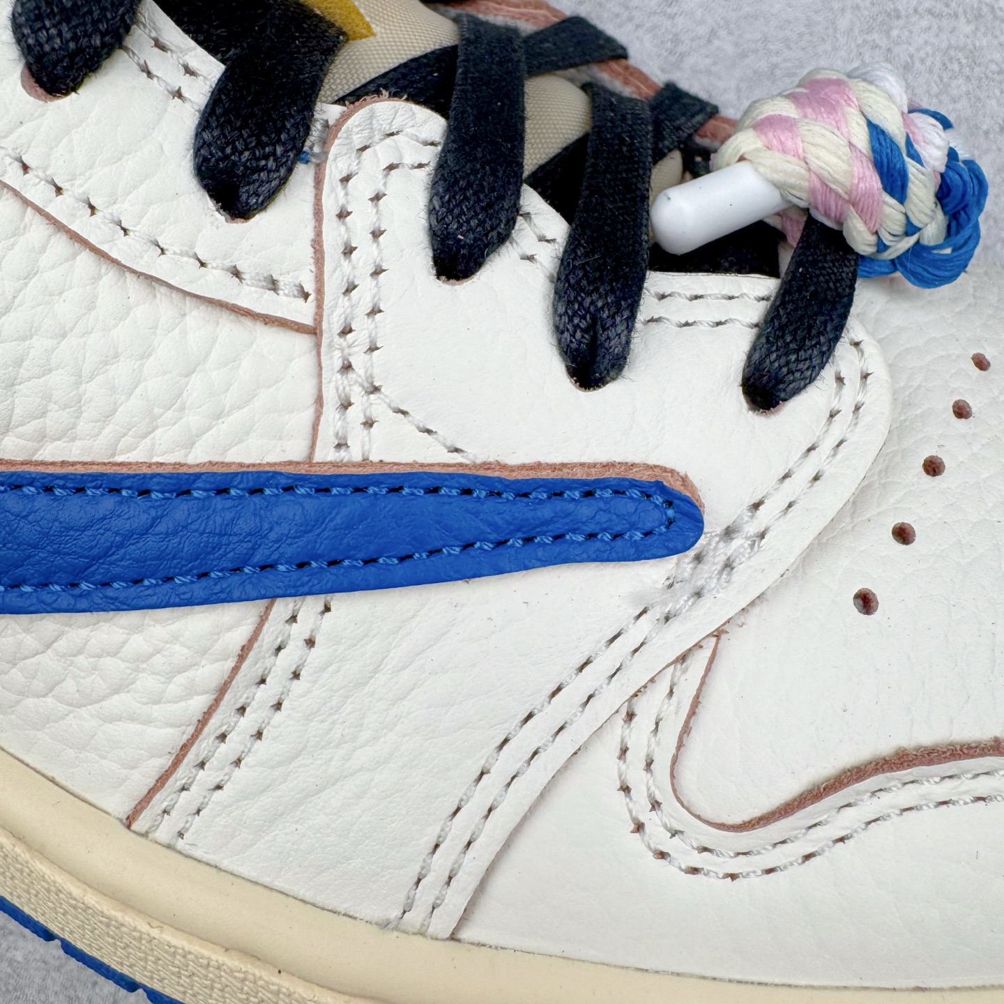 图片[13]-＃Ljr特供 Travis Scott x Air Jordan AJ1 Low OG SP TS联名倒钩低帮 白蓝 DM7688-104 全新改良批次 圈内最强倒钩系列 恪守真诚 承诺混一赔十 高端零售裸鞋圈特供批次 产品品控稳定性领先行业 SZ原厂全套原楦原纸板冲刀磨具开发 原厂皮料加持 原厂港宝加持定型后跟R度完美 同源原厂电绣 鬼脸飞翼针数密度立体效果一致 百分百一致原鞋 原厂拉帮工艺 针距密度一致 后跟弧度收口自然不对折 极致一眼正品既视感 进口玻璃冲刀皮料裁剪零毛边 全鞋电脑针车工艺 品控清洁度最高QC检验标准 免检产品 原厂订购鞋盒、鞋标、防尘纸、鞋撑、鞋带 追求极致的原厂味道 尺码：36 36.5 37.5 38 38.5 39 40 40.5 41 42 42.5 43 44 44.5 45 45.5 46 47.5 48.5-选品中心