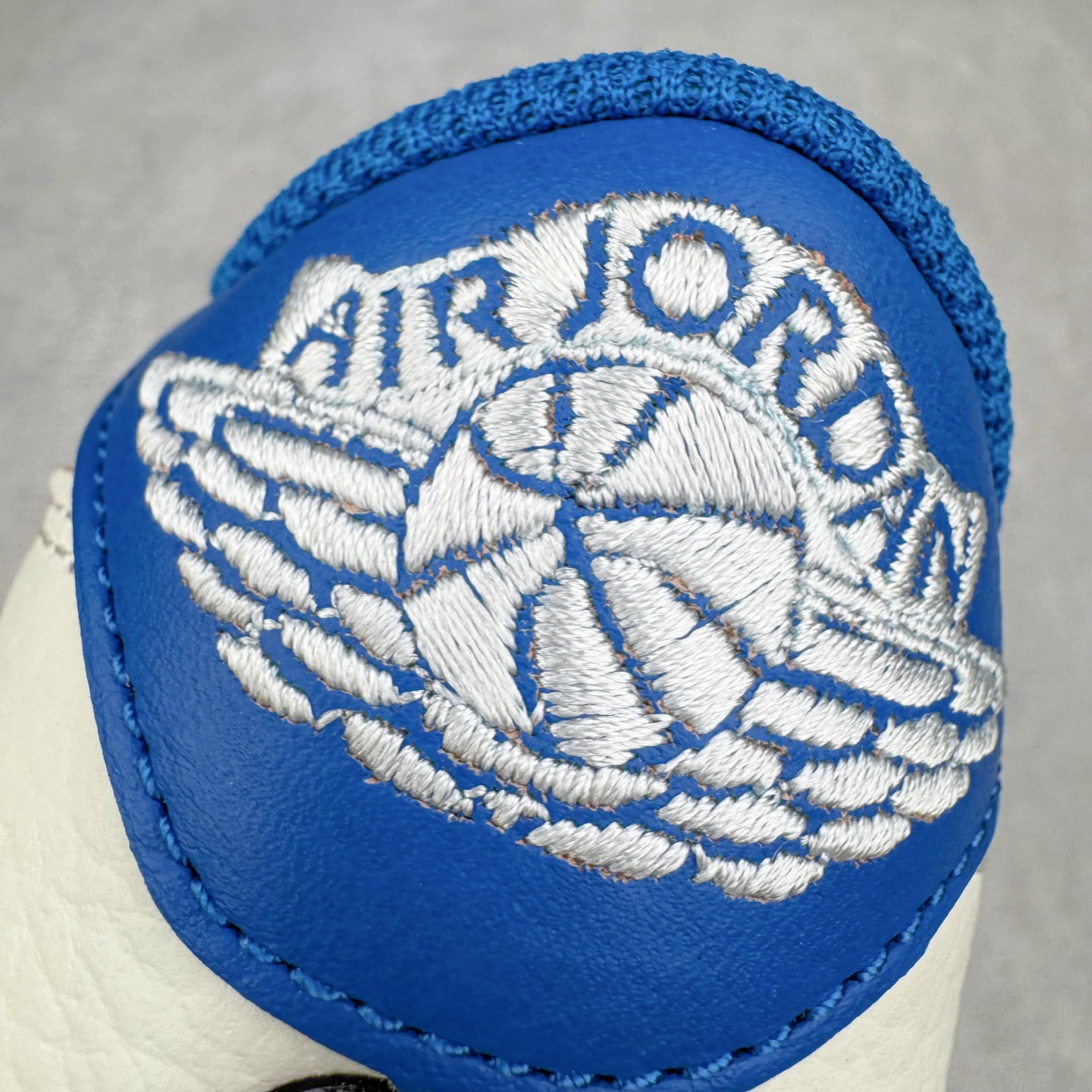 图片[10]-＃Ljr特供 Travis Scott x Air Jordan AJ1 Low OG SP TS联名倒钩低帮 白蓝 DM7688-104 全新改良批次 圈内最强倒钩系列 恪守真诚 承诺混一赔十 高端零售裸鞋圈特供批次 产品品控稳定性领先行业 SZ原厂全套原楦原纸板冲刀磨具开发 原厂皮料加持 原厂港宝加持定型后跟R度完美 同源原厂电绣 鬼脸飞翼针数密度立体效果一致 百分百一致原鞋 原厂拉帮工艺 针距密度一致 后跟弧度收口自然不对折 极致一眼正品既视感 进口玻璃冲刀皮料裁剪零毛边 全鞋电脑针车工艺 品控清洁度最高QC检验标准 免检产品 原厂订购鞋盒、鞋标、防尘纸、鞋撑、鞋带 追求极致的原厂味道 尺码：36 36.5 37.5 38 38.5 39 40 40.5 41 42 42.5 43 44 44.5 45 45.5 46 47.5 48.5-选品中心