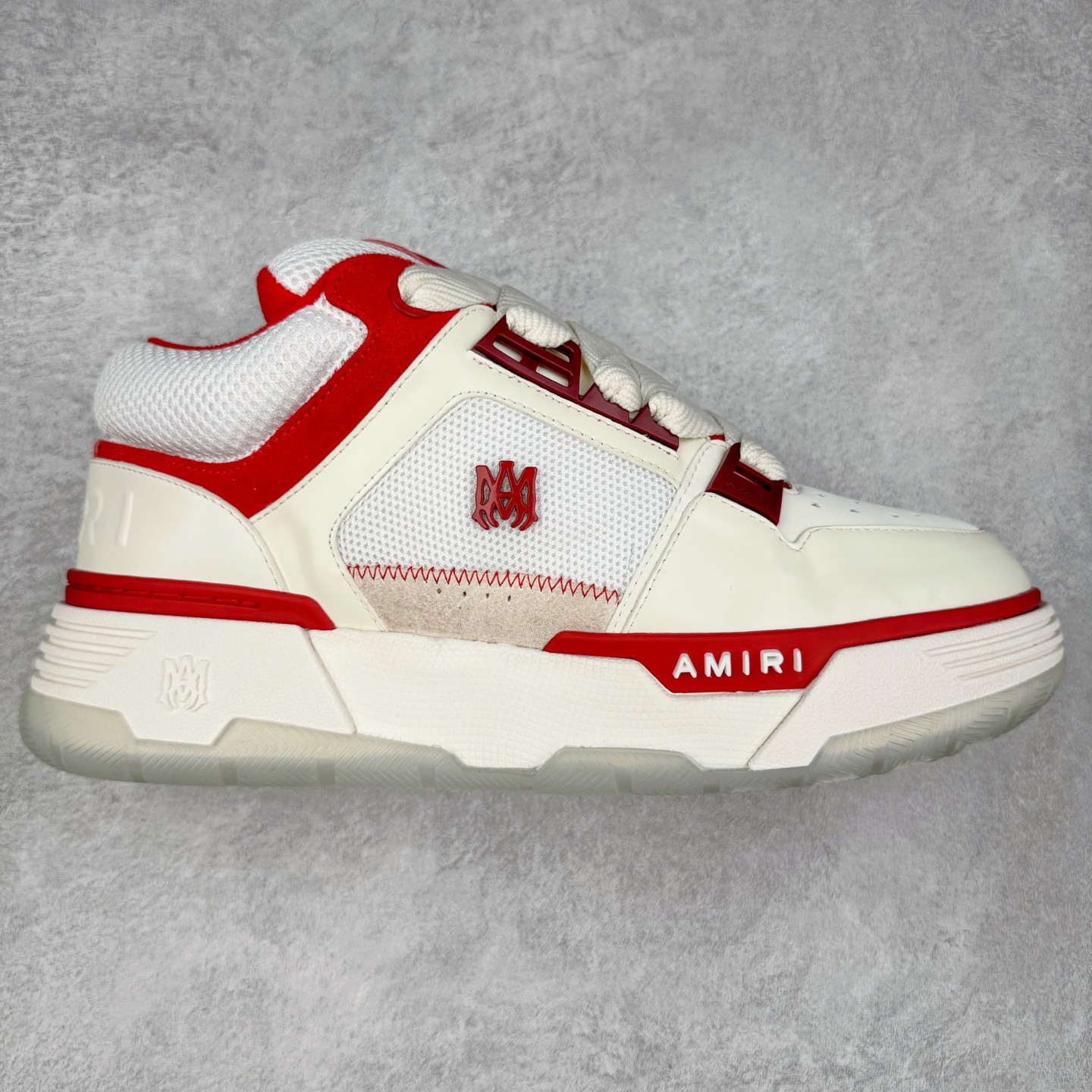 Lw22 Amiri 埃米尔 MA-1 情侣款面包鞋 原版购入开发 广东纯原大厂出品 做货 Amiri新一季放弃了摇滚朋克的风格 使用了大量不饱和色系 莫兰迪色调 无论是看到还是穿上 都是会让人非常身心愉悦 面包鞋的大鞋舌延续了下来 缩短了鞋身的长度 加厚了中底 鞋头部分更加圆润 Amiri的品牌字母和 MA标识出现在鞋身侧面 尺码： 38 39 40 41 42 43 44 45-选品中心