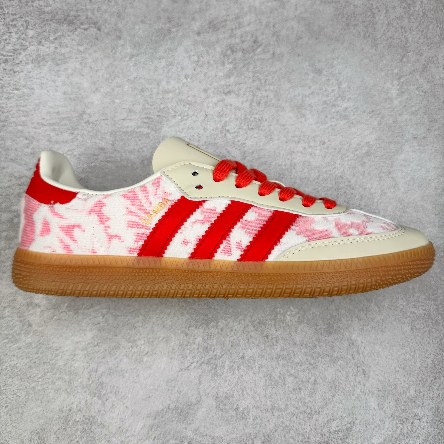 AD Original Samba OG 复古经典轻便板鞋JR8841 这款桑巴鞋展示了高质量的工艺 带有装饰的超锁缝制和无缝的手感 柔软、柔软的皮革造型和标志性的3条纹完成了精致的外观 正规合身鞋带 鞋面上有绒面鞋垫 橡胶鞋底 享受正畸套筒软感 自50年代首次亮相以来就一直在赢得粉丝的青睐 尺码：36 36.5 37.5 38 38.5 39 40 40.5 41 42 42.5 43 44 44.5 45-选品中心