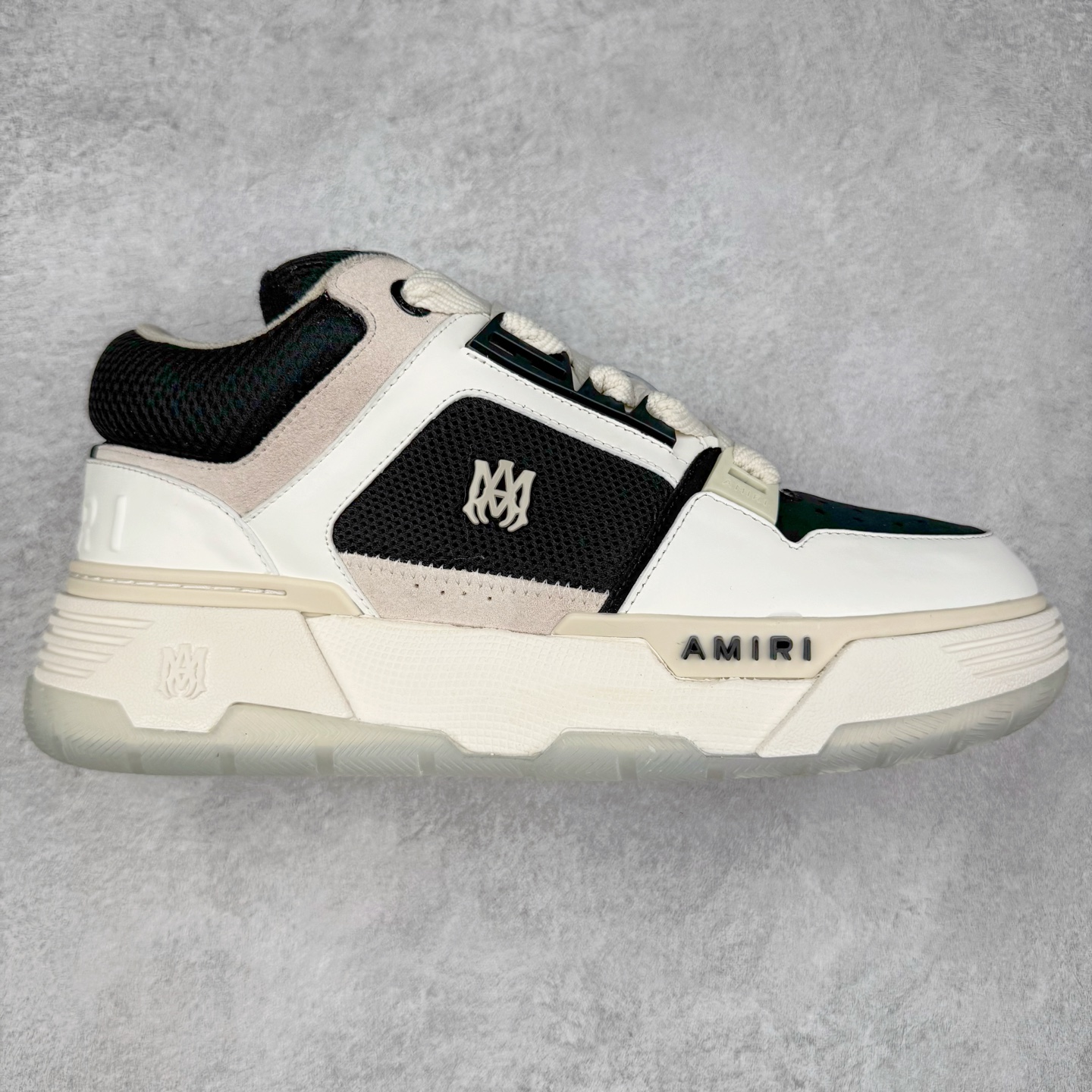 Lw22 Amiri 埃米尔 MA-1 情侣款面包鞋 原版购入开发 广东纯原大厂出品 做货 Amiri新一季放弃了摇滚朋克的风格 使用了大量不饱和色系 莫兰迪色调 无论是看到还是穿上 都是会让人非常身心愉悦 面包鞋的大鞋舌延续了下来 缩短了鞋身的长度 加厚了中底 鞋头部分更加圆润 Amiri的品牌字母和 MA标识出现在鞋身侧面 尺码： 38 39 40 41 42 43 44 45-选品中心