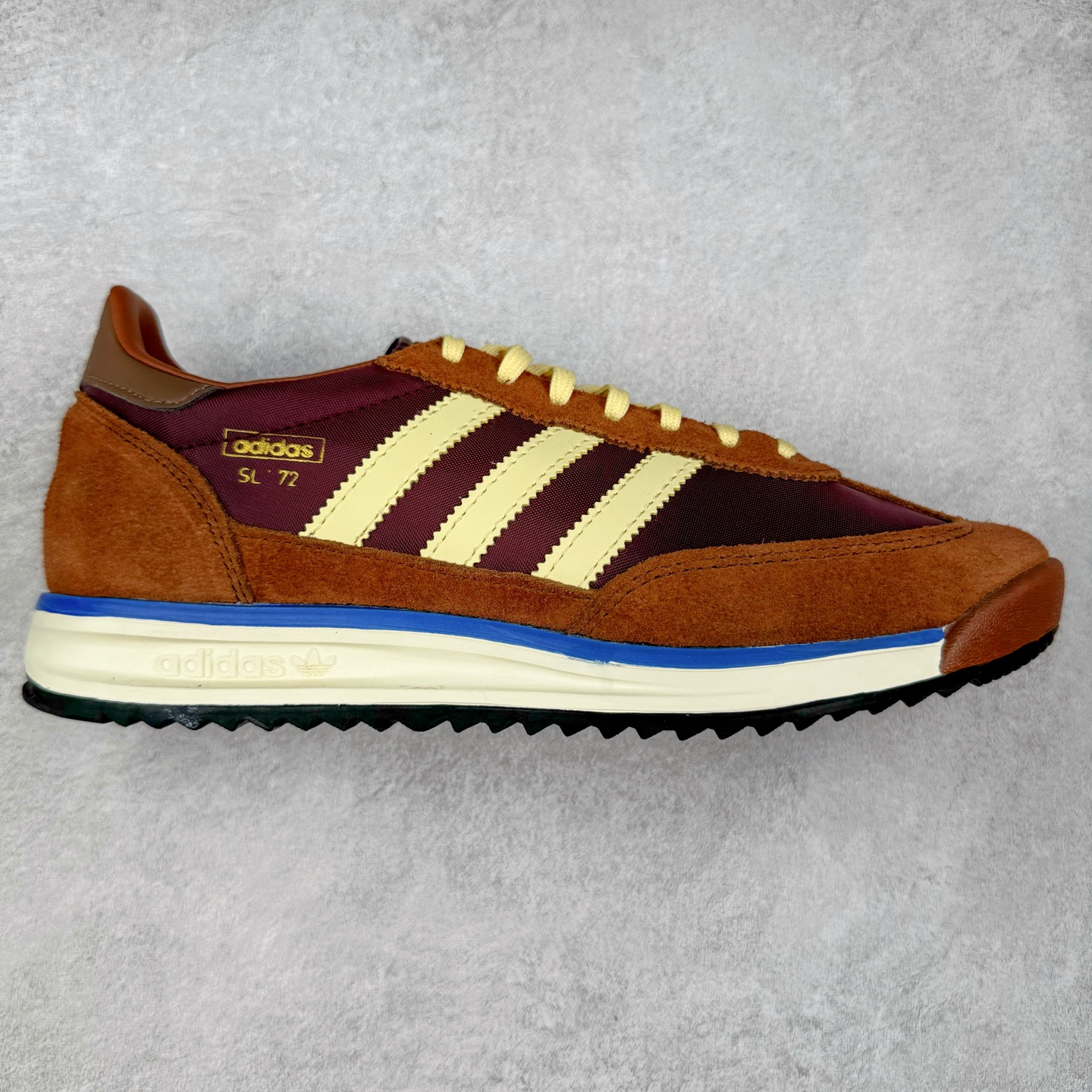 ＃HP纯原 AD Wmns SL72 OG 系列德训足球风百搭低帮休闲运动板鞋 RS3425 采用高弹EVA+MODEL+RB三层组合底 区别市面RB一体大底 三层组合鞋底重量与原鞋一致 Originals 将有「T 头鞋」造型的诞生于 1972 年的 SL72 鞋款复刻带回 各位买鞋又有新选择了 1972 年 SL72 问世后 引领了后来阿迪达斯的跑鞋发展方向 其中「SL」代表了 Super Light 彰显了产品轻便的特性 1972 年 SL72 问世后 引领了后来阿迪达斯的跑鞋发展方向 其中「SL」代表了 Super Light 彰显了产品轻便的特性 这次 Originals 延续其轻质经典的基因 带来男女两款 SL72 男生款带来 SL72 RS 鞋型 RS 意为 Reshaped（重塑）鞋款在保留了经典的外观基础上 在尼龙材质里增加了填充物 使鞋型更加挺立和饱满 鞋头则更加圆润 鞋底的 EVA 材质则增加了鞋款的高度 女生款则带来 SL72 OG W 鞋型 OG 顾名思义则是致敬经典款式 相较于 RS（Reshaped）鞋款 鞋身更加纤细 其整体鞋身轮廓、线条、细节、材质上尊崇 70 年代 SL72 的设计 还原经典味道 尺码：36 36⅔ 37⅓ 38 38⅔ 39⅓ 40 40⅔ 41⅓ 42 42⅔ 43⅓ 44 44⅔ 45-选品中心