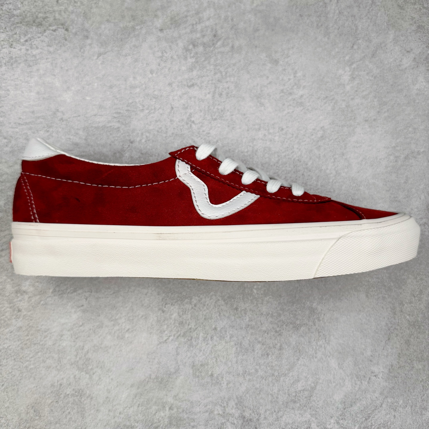Vans Sport Low 安纳海姆 酒红色 范斯官方 复古休闲硫化滑板鞋 这款以Style 73为基础鞋型 麂皮鞋面搭配梭织唛“OFF THE WALL”鞋舌标 米白大底包边和FLYING-V 字侧边条 复古风拉满 货号：VN000CQRZR6 尺码：35 36 36.5 37 38 38.5 39 40 40.5 41 42 42.5 43 44-选品中心