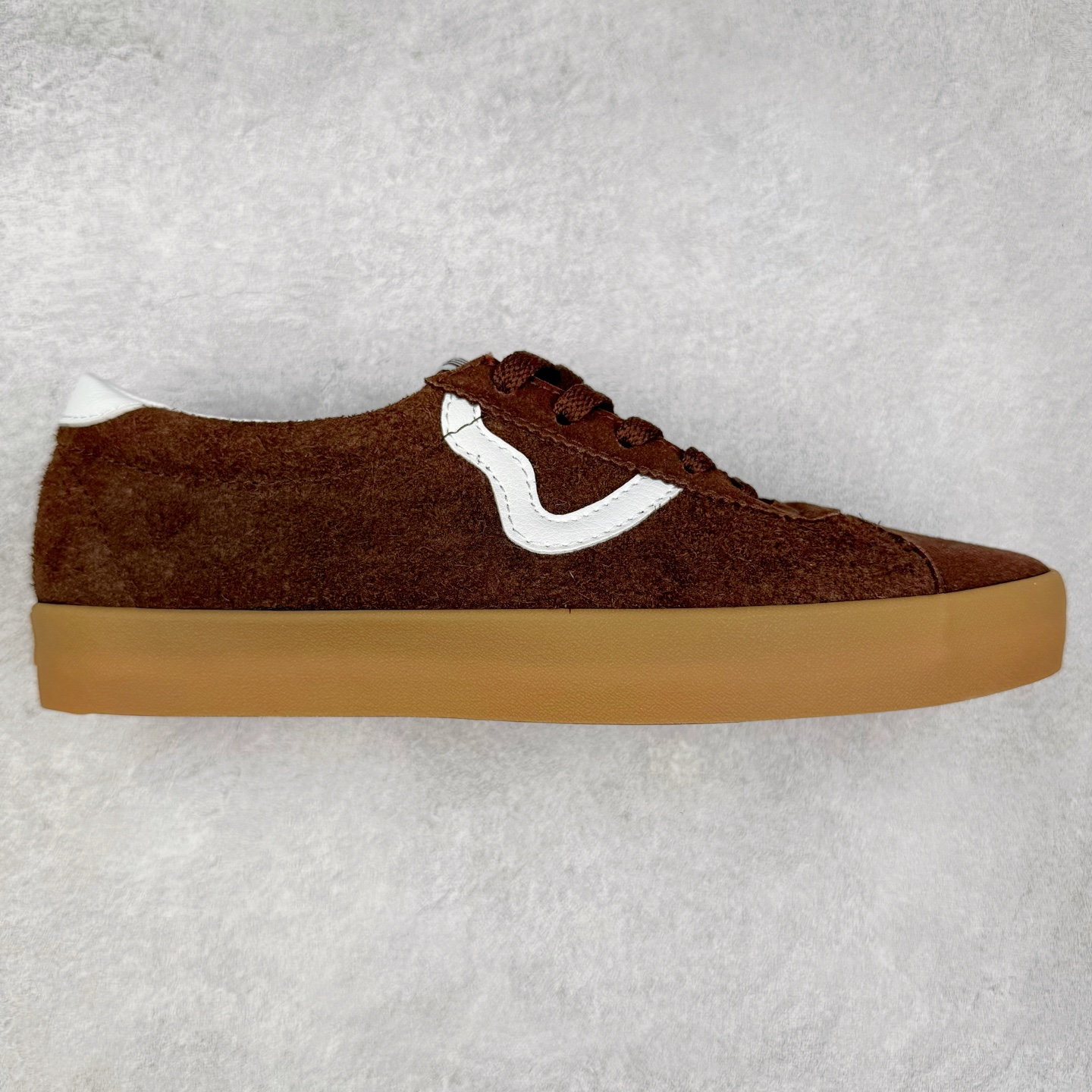 Vans Sport Low 安纳海姆 咖啡色 范斯官方 复古休闲硫化滑板鞋 这款以Style 73为基础鞋型 麂皮鞋面搭配梭织唛“OFF THE WALL”鞋舌标 米白大底包边和FLYING-V 字侧边条 复古风拉满 货号：VN000CQRZR6 尺码：35 36 36.5 37 38 38.5 39 40 40.5 41 42 42.5 43 44-选品中心